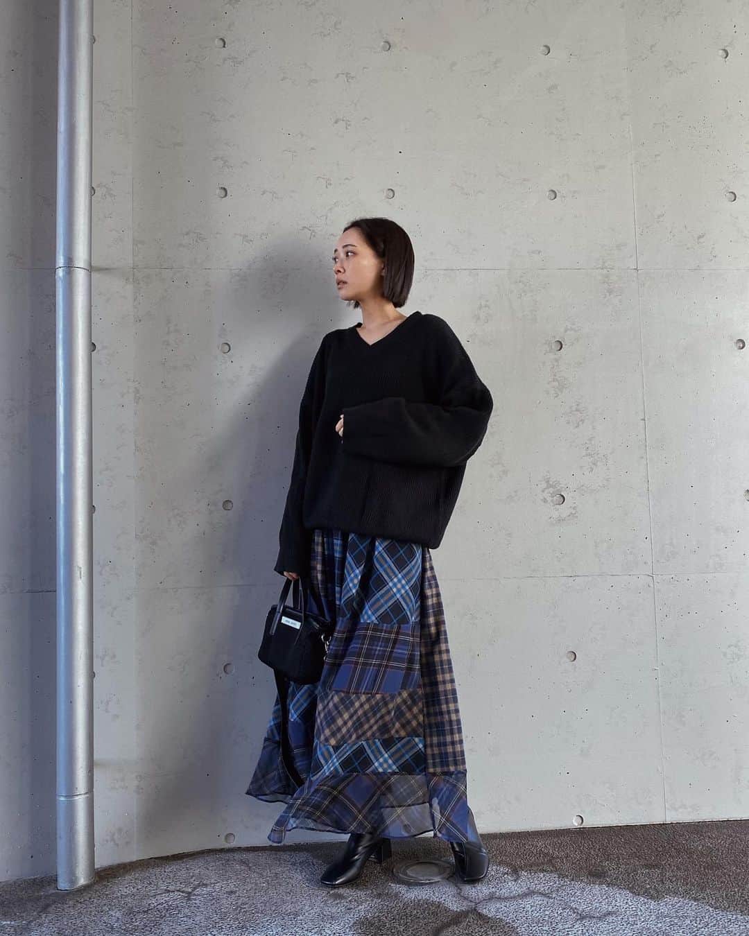 石川マリーのインスタグラム：「珍しく黒じゃないお洋服を…！！ ブラックニットと相性抜群で気に入った🖤 スウェットと合わせて カジュアルに着るのもかわいいかも☺️💭✨ 透け感があって大人かわいいから 大人女子にピッタリなチェックスカート🫰🏻  COELのPOP-UP STOREが 今日から11/21(火)まで 阪急うめだ本店で開催されてるよ🎶  Skirt @coel_official 🏷️パッチワークチェックスカート ． ． ． ． ． ． ． #PR #COEL #今日のコーデ #コーデ #今日の服 #ファッション #スタイル #大人コーデ #ママコーデ #ママファッション #ママ #ママライフ #アラフォーママ #大阪ママ#関西ママ #新米ママ  #ootd #coordinate #fashiongram #fashionstyle #instafashion #fashionblogger #osaka」