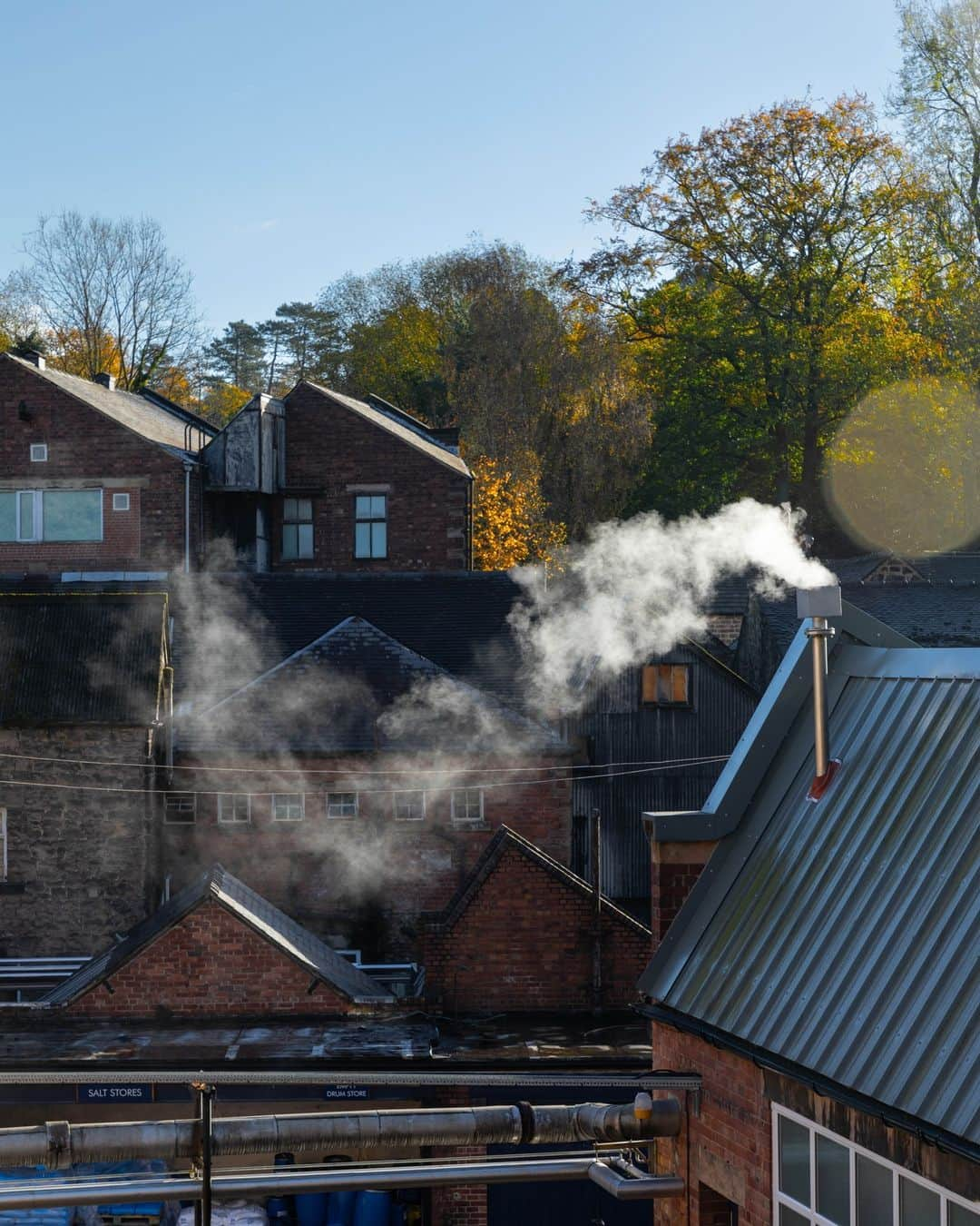 ジョンスメドレーさんのインスタグラム写真 - (ジョンスメドレーInstagram)「The last days of autumn at Lea Mills, our manufacturing home since 1784.  #derbyshire #madeinengland #johnsmedley」11月15日 21時02分 - johnsmedleyknitwear