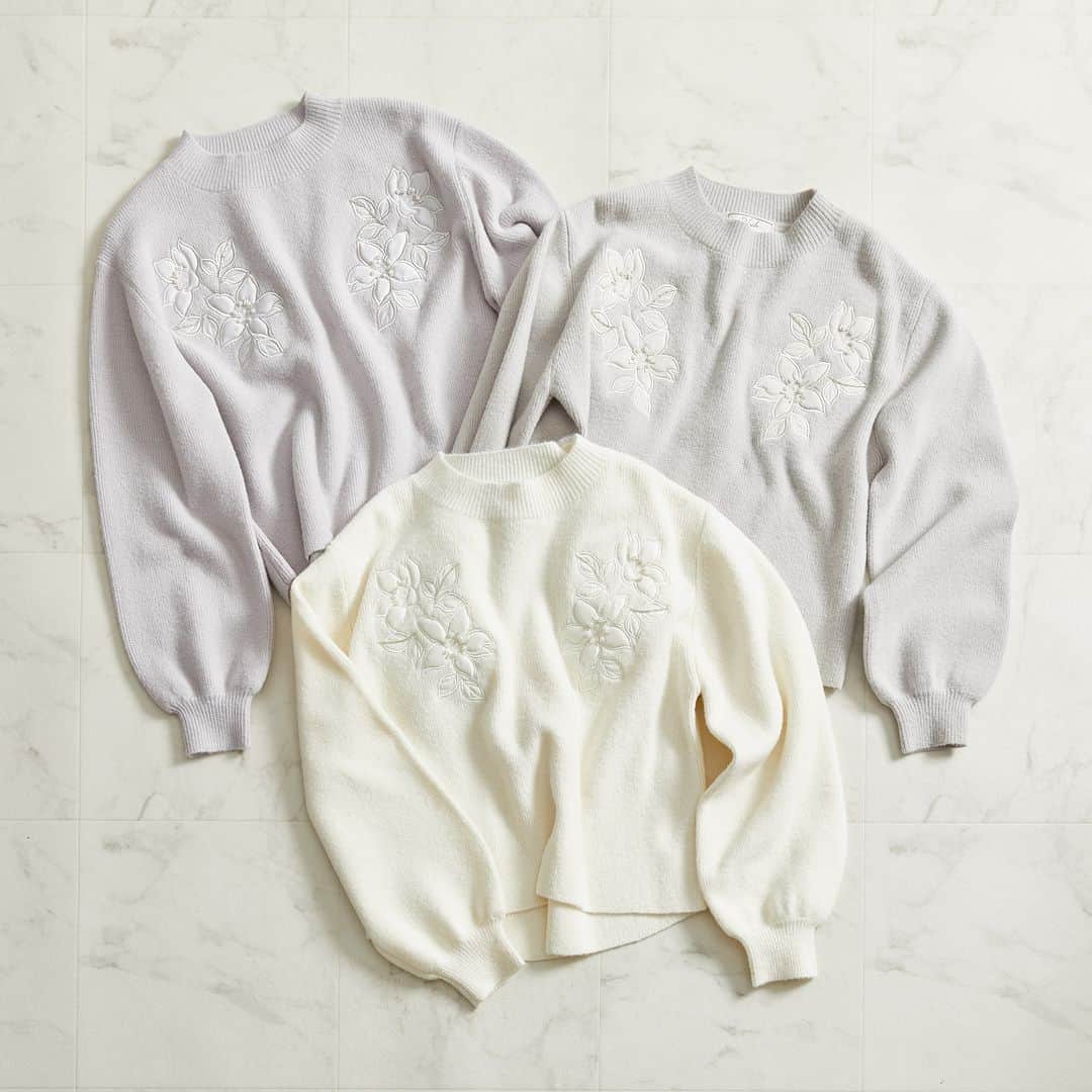 ノエラのインスタグラム：「・⁠ "𝐍𝐄𝐖𝐀𝐑𝐑𝐈𝐕𝐀𝐋💐 "⁠ ⁠ ⁠☑サテンフラワーニット ¥13,200(税込)  ⁠ --------------------------------------⁠ 公式オンラインストア➡ @noela_official⁠ ⁠ スタッフスタイリング➡ @noela_staffsnap_⁠ --------------------------------------⁠ #noela⁠ #ノエラ」