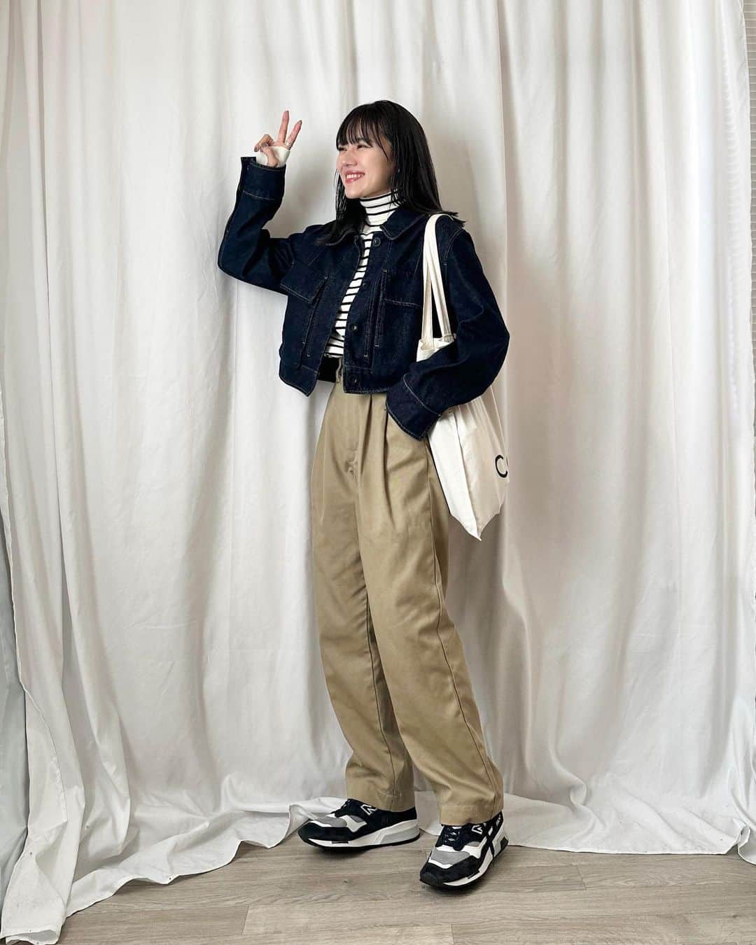 のインスタグラム：「ㅤㅤㅤㅤㅤㅤㅤㅤㅤㅤㅤㅤㅤ ㅤㅤㅤㅤㅤㅤㅤㅤㅤㅤㅤㅤㅤ denim jacket & bag : #cos knit : #formeque bottom : #shinzone sneakers : #newbalance ㅤㅤㅤㅤㅤㅤㅤㅤㅤㅤㅤㅤㅤ とってもカジュアルだった日✌︎ ㅤㅤㅤㅤㅤㅤㅤㅤㅤㅤㅤㅤㅤ ボーダーのタートルにデニムジャケット、チノパンでシンプルに。 今回はトートとスニーカーでどカジュアルにしたけど、ボストンとローファーを合わせるのも好き🥰❤️ ㅤㅤㅤㅤㅤㅤㅤㅤㅤㅤㅤㅤㅤ #kaho_fashion」