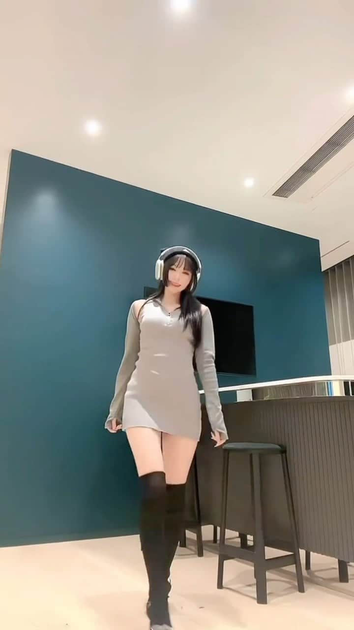 ののこのインスタグラム：「このあとの振りが好きなのに まだ覚えてないからここまで🤫💞　#lesserafim」