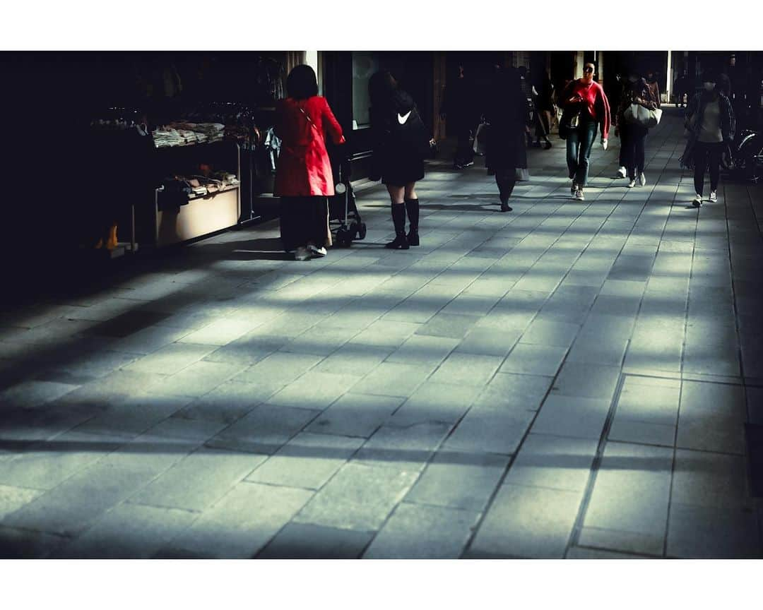 kazhixのインスタグラム：「Tokyo Rhapsody  -Light and shadow on the street—  マス目のような、なんか字が書いてあるのか、あみだくじなのか  #映画のワンシーンのような一枚を  ⤴︎みなさんもタグ気軽に使ってくださいね。  #fujifilm_xseries #今日もx日和 #富士フイルム  #FUJIFILM #instagram  #igersjp #HelloFrom Tokyo #ファインダー越しの私の世界  #tokyocameraclub #mst_photo #daily_photo_jpn #tokyoartsandculture #JapanCityBlues #TokyoTokyo #streetfinder #eyephotomagazine #cinema_streets  #urbanromantix #street_avengers #streetleaks #sublimestreet #streets_storytelling #storyofthestreet #streetsgrammer #streetmoment #voidtokyo  #streetgrammers #shadow_magazine #photo_f16」