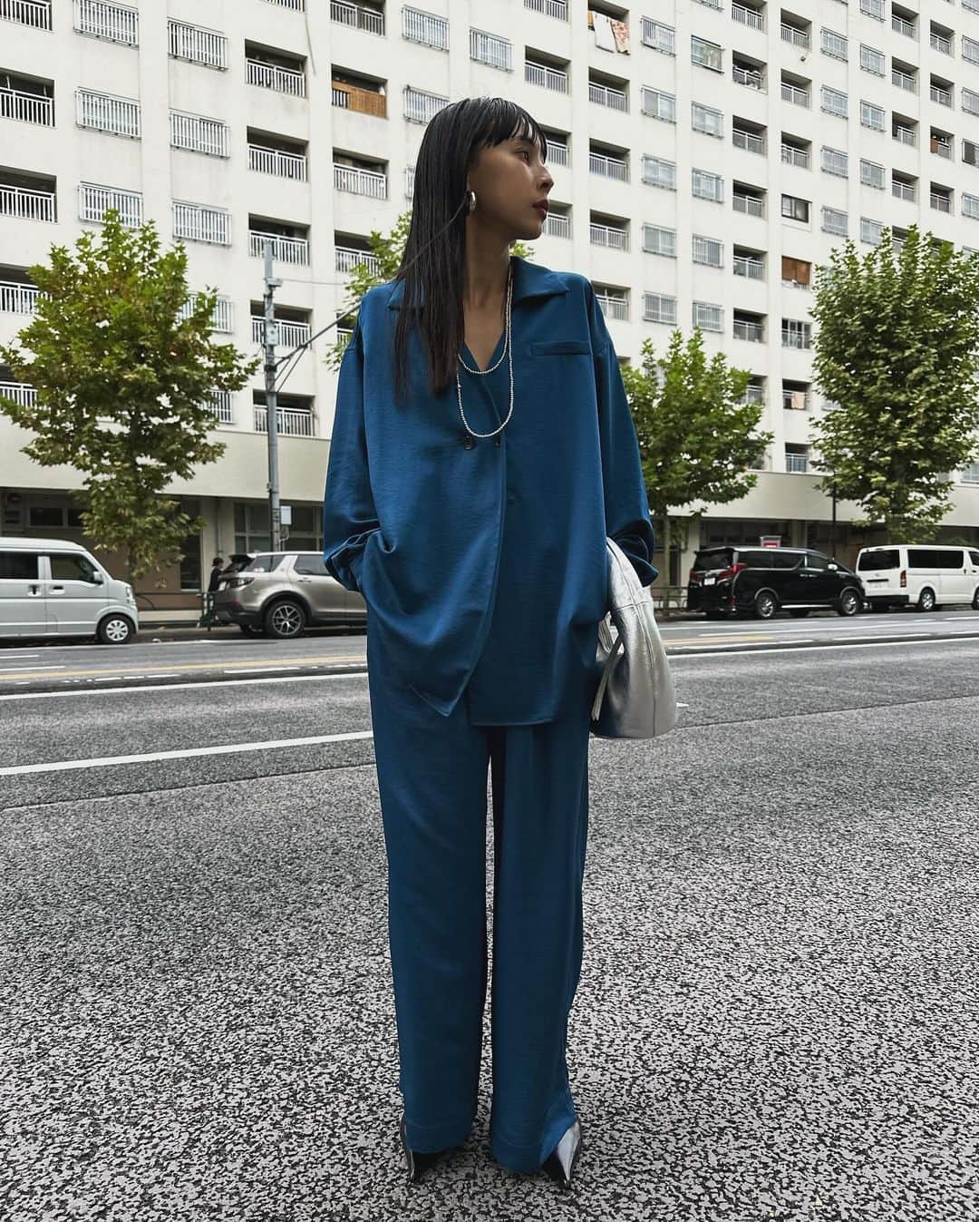 黒石奈央子のインスタグラム：「今日の私服。  さっきはインスタライブ見てくれたかな？ 見逃した方も是非アーカイブチェックしてみてね！  これは結局二色買いしました！  インしてもアウトしても可愛いやつ。  みれちゃんコラボいよいよ明後日発売！  setup 11/17 . @ameri_shinjuku @amerivintage @ameri_daikanyama @ameri.shinsaibashi  @ameri_nagoya #ameri#amerivintage #fashion #coordinate#ootd#outfit#osanposnap #705_outfit #大人ファッション #大人コーディネート #大人スタイル #modestyle #modefashion#modecasual」
