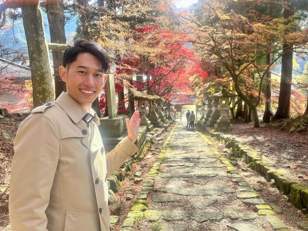 重盛赳男のインスタグラム：「NBSみんなの信州🍁  きょうは長野市若穂にある清水寺の紅葉の取材へ。 夏の猛暑と小雨の影響か、色づきに差はありましたが、赤や黄色のカエデで彩られた境内は見事でした👏 非常に寒い取材で、秋の終わりも感じました。  #長野放送 #NBSみんなの信州 #みんなの信州 #重盛赳男 #寒いと口が回らない #アナウンサー #キャスター」