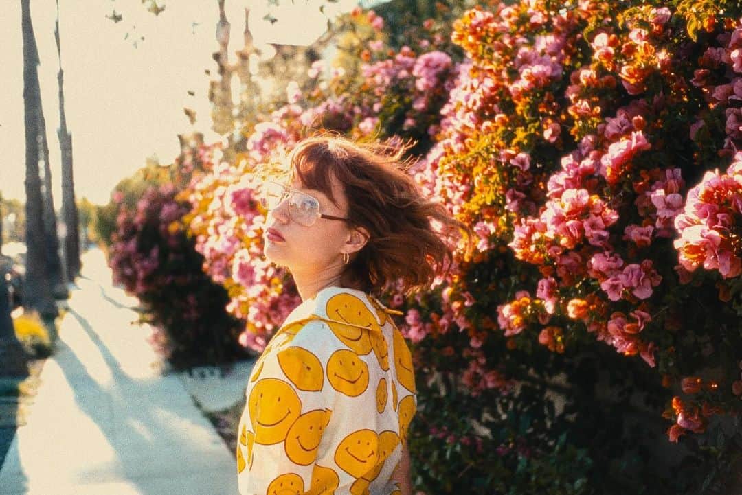 小島ジェシーのインスタグラム：「YouTubeアップしました。  今回は、最強だと思う写真編集用のプラグイン、「Dehancer」というフィルムエミュレーターの使い方を実際に編集しながら解説しました。  軽く写真を撮っている人から写真を仕事にしてる人まで、手軽にめちゃくちゃレベルの高いフィルムの再現をすることが可能です。  少しでも写真を撮るのが好きな人は是非チェックしてください。  YouTubeはプロフィールのリンクから🔗  #portrait #portraitmood #ShotByJesse #JesseKojima #dehancer #dehancerphoto #lightroom」