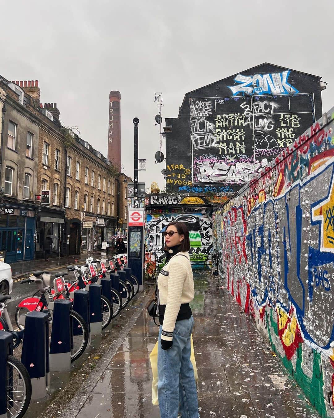 佐山彩香のインスタグラム：「古着屋巡り🧳🇬🇧 ロンドンは雨が多いと聞いていたけど本当でした🌧️笑 #london」