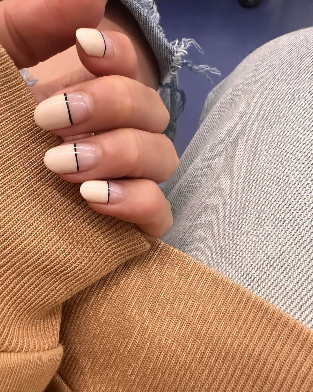 風間ゆみえのインスタグラム：「よく褒められた前回のネイル💅  基本はベーシックなネイルが好きだけど、 @kanakomiura   かなこ先生のところに行くとデザインネイルしたくなる。  ずいぶんと長いことInstagram時が停止状態ね、友人からのメッセージ。  毎月1日から14日まではデジタルデトックス期間で22時以降はオフで触ってないので、Instagramの備忘録的にアップしているデジタル日記もアルバムに溜まってる。」