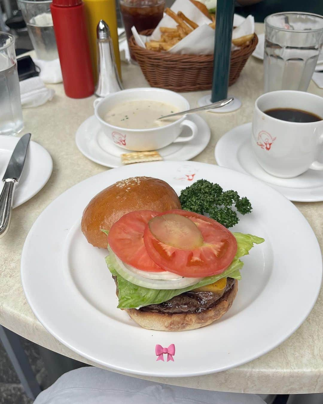 夏井さらのインスタグラム：「🎀🍽️  ナイフとフォークで食べるハンバーガー🧂💞  クラムチャウダーがとっても沁みた  . . . #五反田グルメ #五反田ランチ」