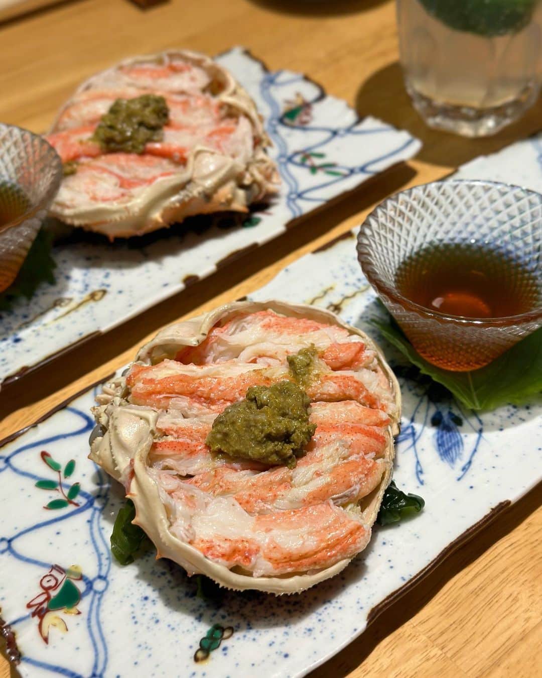 黒田麻理耶のインスタグラム：「🦀💕 . 渋谷にある「寿しの いく味」✨ このズワイガニ、1,600円でお得ーーー❣️ と思ったら、3日後には1,800円になってたみたい😂笑 まぁそんなに変わらないからいいんだけど😇 美味しかったし、お酒のつまみに最高でした🦀🍺 . というか、2人なのに巻き物頼み過ぎ👨🏽← 食べ過ぎて翌朝浮腫みました😇 . #寿しのいく味  #いく味  #渋谷 #渋谷ディナー  #渋谷グルメ  #渋谷和食  #渋谷寿司 #mariyagourmet」