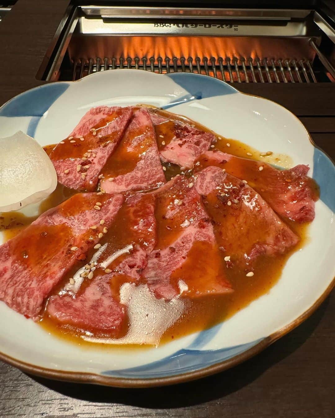 吉田佳菜さんのインスタグラム写真 - (吉田佳菜Instagram)「京都で食べた美味しいラーメンと焼肉🍜🥩 ㅤㅤㅤㅤㅤㅤㅤㅤㅤㅤㅤㅤㅤ 名前のないラーメン屋 📍京都府京都市中京区恵比須町534-31 木屋町ビル B1 CEO  看板がなくて、ちょっとカフェみたいな空間で お箸も調味料も引き出しに収納されてるスタイル♩ だいぶ久しぶりに行ったけど美味しかった♡  和牛・焼肉・ホルモン 三吉 📍京都府京都市中京区菱屋町33 珠光ビル三条 B1F  お姉ちゃんの旦那さんがOPENされた焼肉屋さん🌸 河原町OPAの裏にあったホルモン三吉の味を受け継いで 尚且つ当時のお店よりも赤身を充実させて、 女性も行きやすい焼肉屋さんに👏🏻 ㅤㅤㅤㅤㅤㅤㅤㅤㅤㅤㅤㅤㅤ 全部美味しかったけど、ザブトンと国産ハラミ、 あと卵かけご飯が絶品でした🥹🩷 煙が出ないのも嬉しいポイント！ 京都で焼肉食べたい時は是非行ってみてください♪ ㅤㅤㅤㅤㅤㅤㅤㅤㅤㅤㅤㅤ  #京都グルメ #焼肉三吉 #名前のないラーメン屋 #tsuru_kana」11月15日 21時09分 - yshdkana