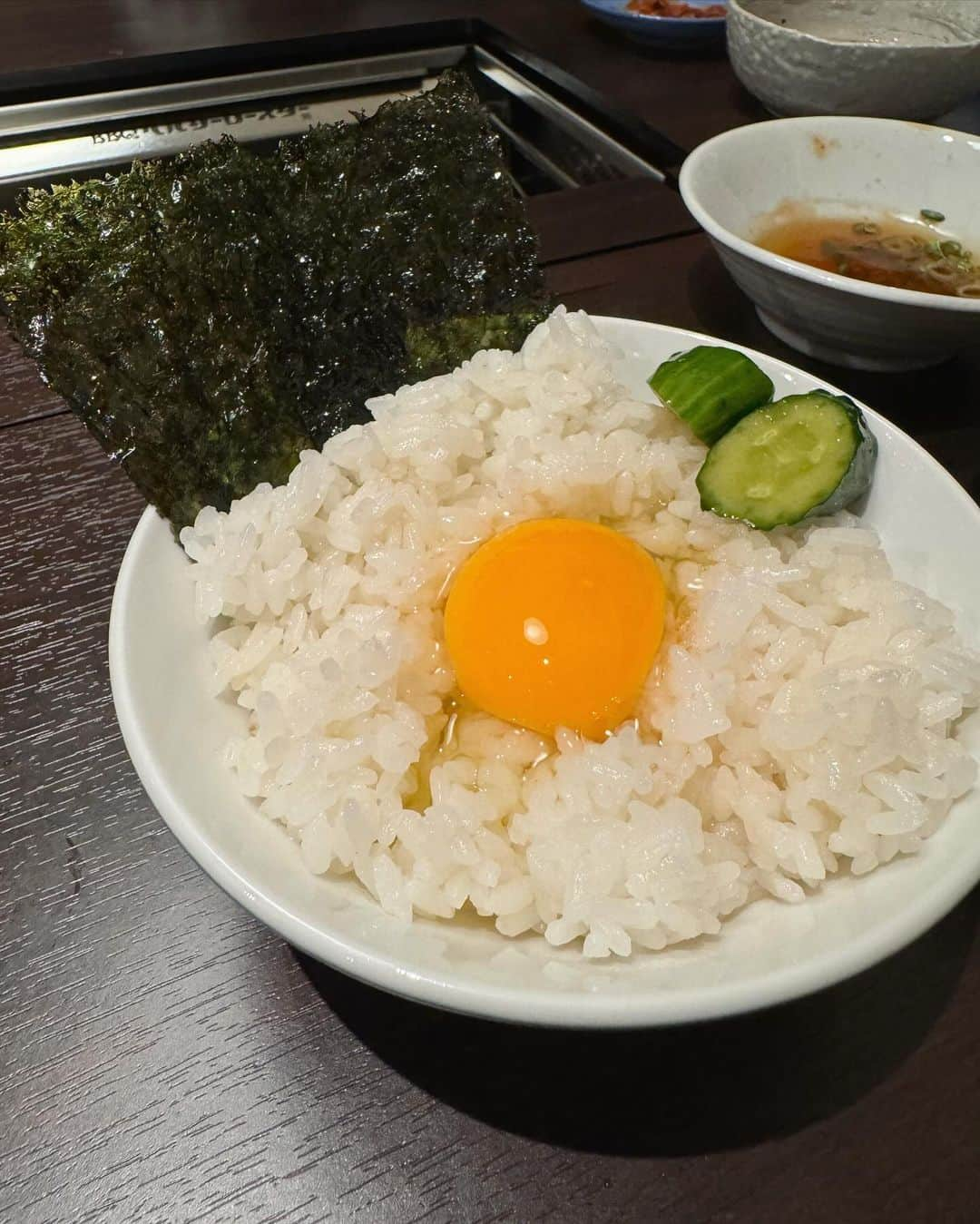 吉田佳菜さんのインスタグラム写真 - (吉田佳菜Instagram)「京都で食べた美味しいラーメンと焼肉🍜🥩 ㅤㅤㅤㅤㅤㅤㅤㅤㅤㅤㅤㅤㅤ 名前のないラーメン屋 📍京都府京都市中京区恵比須町534-31 木屋町ビル B1 CEO  看板がなくて、ちょっとカフェみたいな空間で お箸も調味料も引き出しに収納されてるスタイル♩ だいぶ久しぶりに行ったけど美味しかった♡  和牛・焼肉・ホルモン 三吉 📍京都府京都市中京区菱屋町33 珠光ビル三条 B1F  お姉ちゃんの旦那さんがOPENされた焼肉屋さん🌸 河原町OPAの裏にあったホルモン三吉の味を受け継いで 尚且つ当時のお店よりも赤身を充実させて、 女性も行きやすい焼肉屋さんに👏🏻 ㅤㅤㅤㅤㅤㅤㅤㅤㅤㅤㅤㅤㅤ 全部美味しかったけど、ザブトンと国産ハラミ、 あと卵かけご飯が絶品でした🥹🩷 煙が出ないのも嬉しいポイント！ 京都で焼肉食べたい時は是非行ってみてください♪ ㅤㅤㅤㅤㅤㅤㅤㅤㅤㅤㅤㅤ  #京都グルメ #焼肉三吉 #名前のないラーメン屋 #tsuru_kana」11月15日 21時09分 - yshdkana