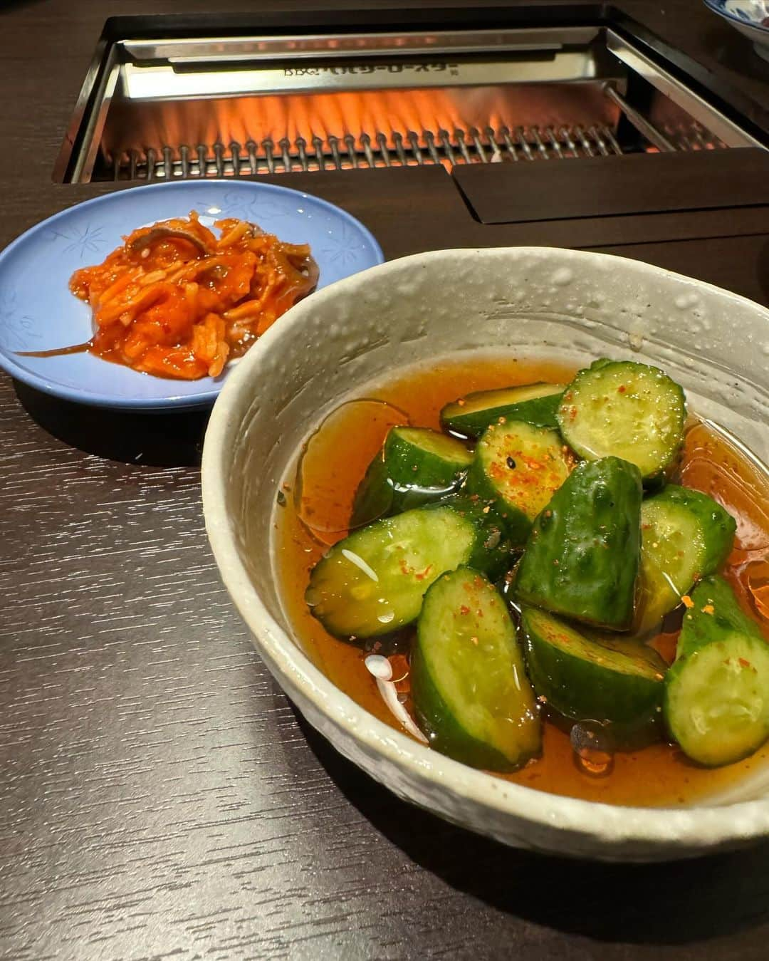 吉田佳菜さんのインスタグラム写真 - (吉田佳菜Instagram)「京都で食べた美味しいラーメンと焼肉🍜🥩 ㅤㅤㅤㅤㅤㅤㅤㅤㅤㅤㅤㅤㅤ 名前のないラーメン屋 📍京都府京都市中京区恵比須町534-31 木屋町ビル B1 CEO  看板がなくて、ちょっとカフェみたいな空間で お箸も調味料も引き出しに収納されてるスタイル♩ だいぶ久しぶりに行ったけど美味しかった♡  和牛・焼肉・ホルモン 三吉 📍京都府京都市中京区菱屋町33 珠光ビル三条 B1F  お姉ちゃんの旦那さんがOPENされた焼肉屋さん🌸 河原町OPAの裏にあったホルモン三吉の味を受け継いで 尚且つ当時のお店よりも赤身を充実させて、 女性も行きやすい焼肉屋さんに👏🏻 ㅤㅤㅤㅤㅤㅤㅤㅤㅤㅤㅤㅤㅤ 全部美味しかったけど、ザブトンと国産ハラミ、 あと卵かけご飯が絶品でした🥹🩷 煙が出ないのも嬉しいポイント！ 京都で焼肉食べたい時は是非行ってみてください♪ ㅤㅤㅤㅤㅤㅤㅤㅤㅤㅤㅤㅤ  #京都グルメ #焼肉三吉 #名前のないラーメン屋 #tsuru_kana」11月15日 21時09分 - yshdkana