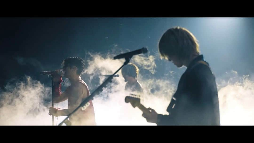 ONE OK ROCKのインスタグラム：「ONE OK ROCKが今年開催したドームツアーで披露した"Renegades"のライブ映像を公開！！ https://youtu.be/POhYbVtQK_o  LIVE DVD & Blu-ray "ONE OK ROCK 2023 LUXURY DISEASE JAPAN TOUR" 本日より発売中！ 購入はこちら： https://oor.lnk.to/LD_DVDBD  #ONEOKROCK #LUXURYDISEASE」