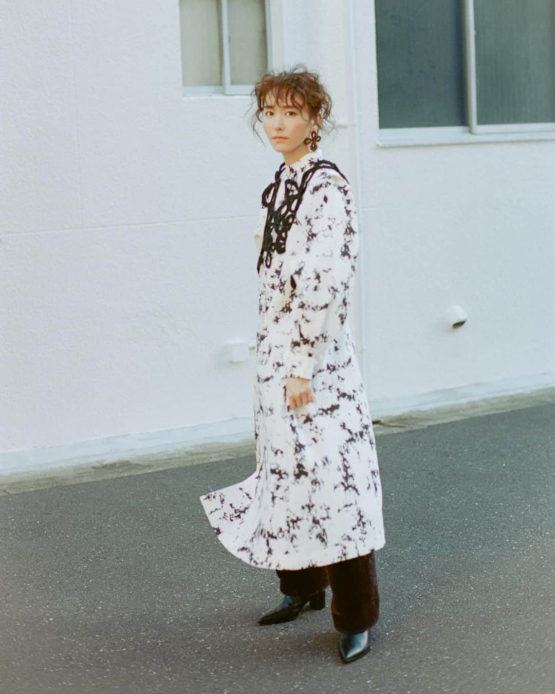 Rumchéさんのインスタグラム写真 - (RumchéInstagram)「#YuiAragaki in flower bond yarn harness & abstract paint dress  DEW Magazine #48 Joy Issue Fall 2023  Photography @kisshomaru  Styling @kaori_912  Hair @miho_emo_  Make-up @annamisawa  Casting director @kayaxxi   🔗dewmagazine.com @dewmagazine   #dewmagazine #RUMCHE #新垣結衣」11月15日 21時10分 - rumche_official