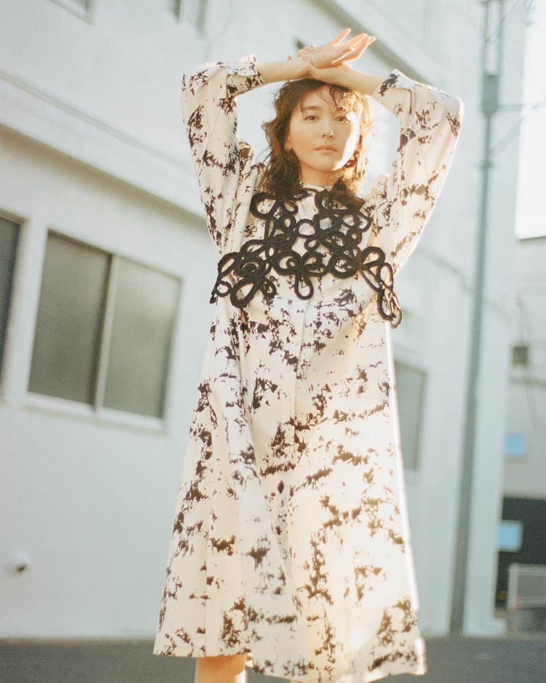 Rumchéさんのインスタグラム写真 - (RumchéInstagram)「#YuiAragaki in flower bond yarn harness & abstract paint dress  DEW Magazine #48 Joy Issue Fall 2023  Photography @kisshomaru  Styling @kaori_912  Hair @miho_emo_  Make-up @annamisawa  Casting director @kayaxxi   🔗dewmagazine.com @dewmagazine   #dewmagazine #RUMCHE #新垣結衣」11月15日 21時10分 - rumche_official