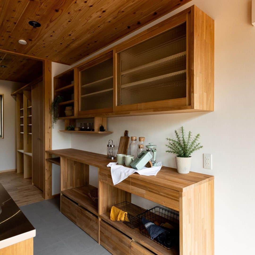 クボタ住建のインスタグラム：「「木の家だからできること」  #クボタ住建  キッチンの造作収納では、お使いの家電やお皿、ゴミ箱のサイズなどをヒアリングし、吊り戸やカウンターは身長など考慮しながら使い勝手の良い高さをご提案します。  引き出しや扉付き収納、オープン収納を組み合わせて世界に一つのオリジナル家具🤩  その魅力は自由度の高さだけでなく、無垢材をふんだんに使った木の家にしっくりと馴染んでいきます。  ＜クボタ住建施工＞  @kubota_jyuken   #キッチン収納 #無垢材家具  #キッチンタイル #名古屋モザイクタイル #内装 #造作収納 #経年変化を楽しむ #造作キッチン#キッチン #キッチンの窓 #造作提案  クボタ住建は優しく温かい自然素材の木の家をつくります HP & more photos→@kubota_jyuken 施工事例多数掲載しております。 ホームページへもぜひ↓ https://kubotajyuken.com/  ⭐︎スタッフブログ⭐︎ https://kubotajyuken.com/blog/  #クボタ住建 #神奈川の注文住宅 #大和市#湘南の家#suumo注文住宅 #自由設計 #木の家 #無垢の家 #自然素材の家 #和モダンな家 #暮らしをつくる #暮らしを楽しむ #丁寧な暮らし#構造現し  クボタ住建 棟梁の自宅、随時見学受付ます。 資料請求やお問い合わせも是非。 メッセージDMでもどうぞ」