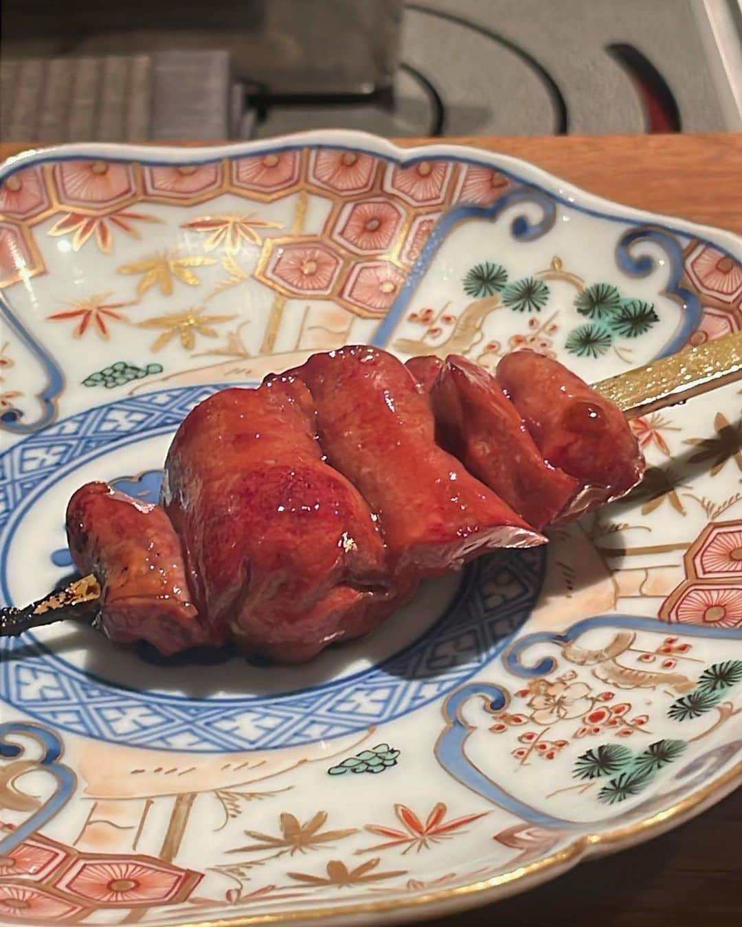横田真一さんのインスタグラム写真 - (横田真一Instagram)「薪鳥新神戸  薪で鳥を焼くので斬新でした。 鳥全体を薄く香ばしく焼いて包むような食感の中にジューシーなしっかりとした鳥、と言う感じです。 でしゃばらないスモーキーな僅かな香りが上品でした。  #グルメ　#やきとり #ゴルフ　#ゴルフスイング　#横田真一」11月15日 21時21分 - yokoshingolf