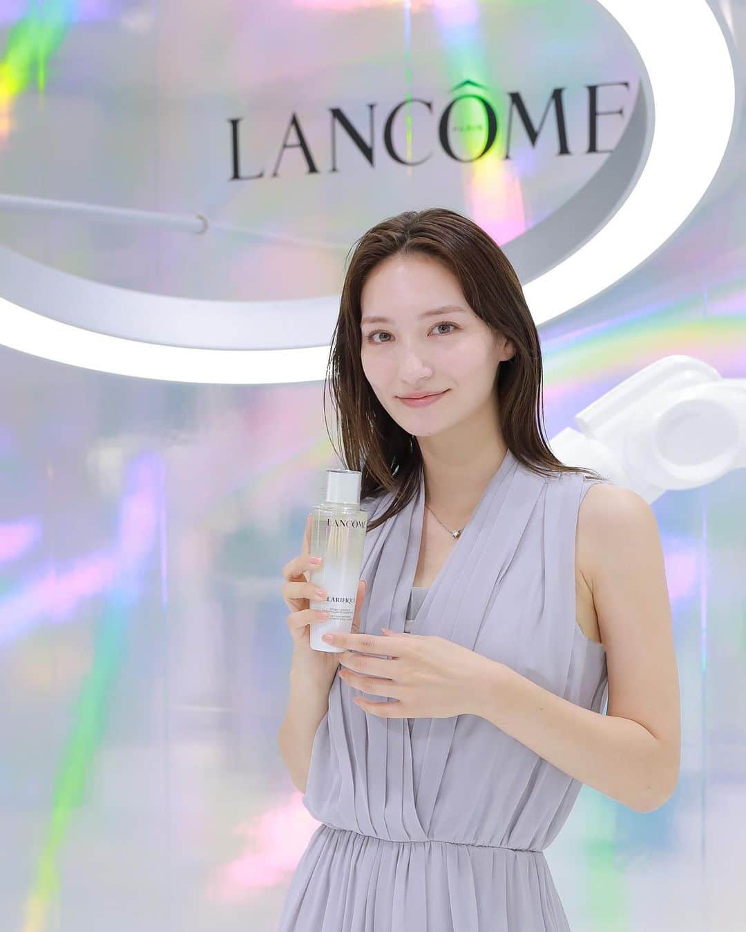 山神アリシアのインスタグラム：「@lancomeofficial   ランコムの大人気化粧水・クラリフィック がリニューアル🫧  私も以前から使っていたけど、角質ケアも化粧水でしっかりできて、今回のリニューアルで従来品より保湿力が8倍になったみたい👀  お肌が敏感な時にも使えるのは嬉しい♡  お肌チェックもしてもらって、化粧水の塗り方のポイントも改めて教えていただいたので、しっとりもちもちお肌を目指したいと思います😌  ＃ランコム #PR #クラリフィック #満たされ透明肌 #lancomeskincare」