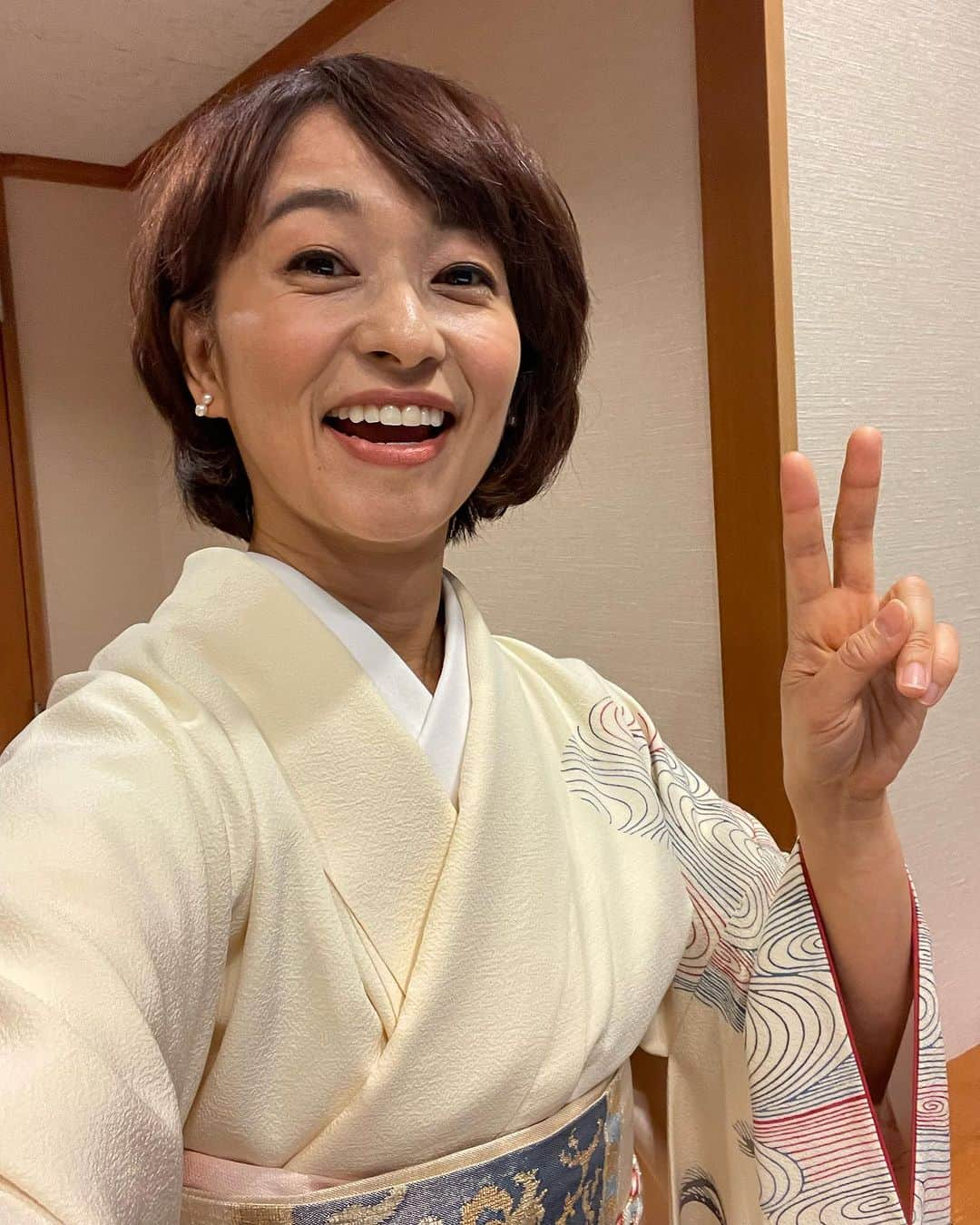 住吉美紀さんのインスタグラム写真 - (住吉美紀Instagram)「稲盛和夫氏が創立、科学、技術、思想・芸術の分野で人類に大きく貢献した方々に贈られる国際賞『#京都賞』の記念講演会で、受賞者インタビュアーの大役❗️受賞後にノーベル賞を受賞する方も増えているという京都賞、ステージ上お客様の前で的確に英語でインタビューするのはとっても緊張し全力投球。終了後、受賞者にも、稲盛財団の皆様にもたいへん喜んでいただき、ほんとうに心底ホッとしました〜🫶  第38回京都賞の受賞者は ＊基礎科学部門：数学者・物理学者　エリオット・H・リーブ博士　Dr Elliot H. Lieb ＊思想・芸術部門：アーティスト　ナラニ・マラニさん　Ms Nalani Malani ＊先端技術部門：生殖生物学者　柳町隆造博士  柳町博士は今年9月にご逝去され、残念ながら講演会にご参加が叶わなず 博士に縁あるお二人の専門家が登壇されました。  其々の分野について 私の限られた脳力で理解すること（汗）に マジ必死ではありましたが、 心高まるこの場でしか聞けない話を伺えたこと、 受賞者と一瞬でも心繋がれるような”共感”をシェアできたことが ひとりの人間として、素晴らしい経験になりました。  一番うれしかった共感の瞬間は✨ リーブ博士とのインタビュー中。 「物質の安定性」を数学的に厳密な解析で証明されたり、 氷のエントロピーが絶対零度でもゼロにならないことについて「リーブの定数」を導き出したり、数理科学分野の巨人と呼ばれるリーブ博士。 私のような感覚脳とはまったく違う脳内構造でいらっしゃるのは容易に想像がつくのだが、 それでも。  物質の安定性の話で 「蜘蛛の巣のように脆そうな原子は、 　互いに引き合っているが、引き合い方がとても繊細なため潰し合わず、 　其々の原子はそのアイデンティティを保ちながら存在している」 という博士の言葉を聞いて、 「それはまるで人間社会と個の関係の縮図のようで、私は感動します」と申し上げたら、 リーブ博士が「そうですね、その通りですね」 と共感してくださったのだ。 なんか、感動して泣きそうだった。  そして、どの受賞者にも共通だったことは 「人に何を言われようが、大切と信じた道を歩み続けること」の大切さを強調してらしたこと。 人にバカにされたり反対されたりしても 自分の着眼点や”好み”を信じて、生涯かけて追求すること。  こんな素晴らしい話を生で伺える機会をいただけたご縁に ただ感謝するばかり。 そして、京都からの帰り道、 背筋がピンと伸びたのは、何も急に寒くなったからだけではなかった。」11月15日 21時21分 - miki_sumiyoshi