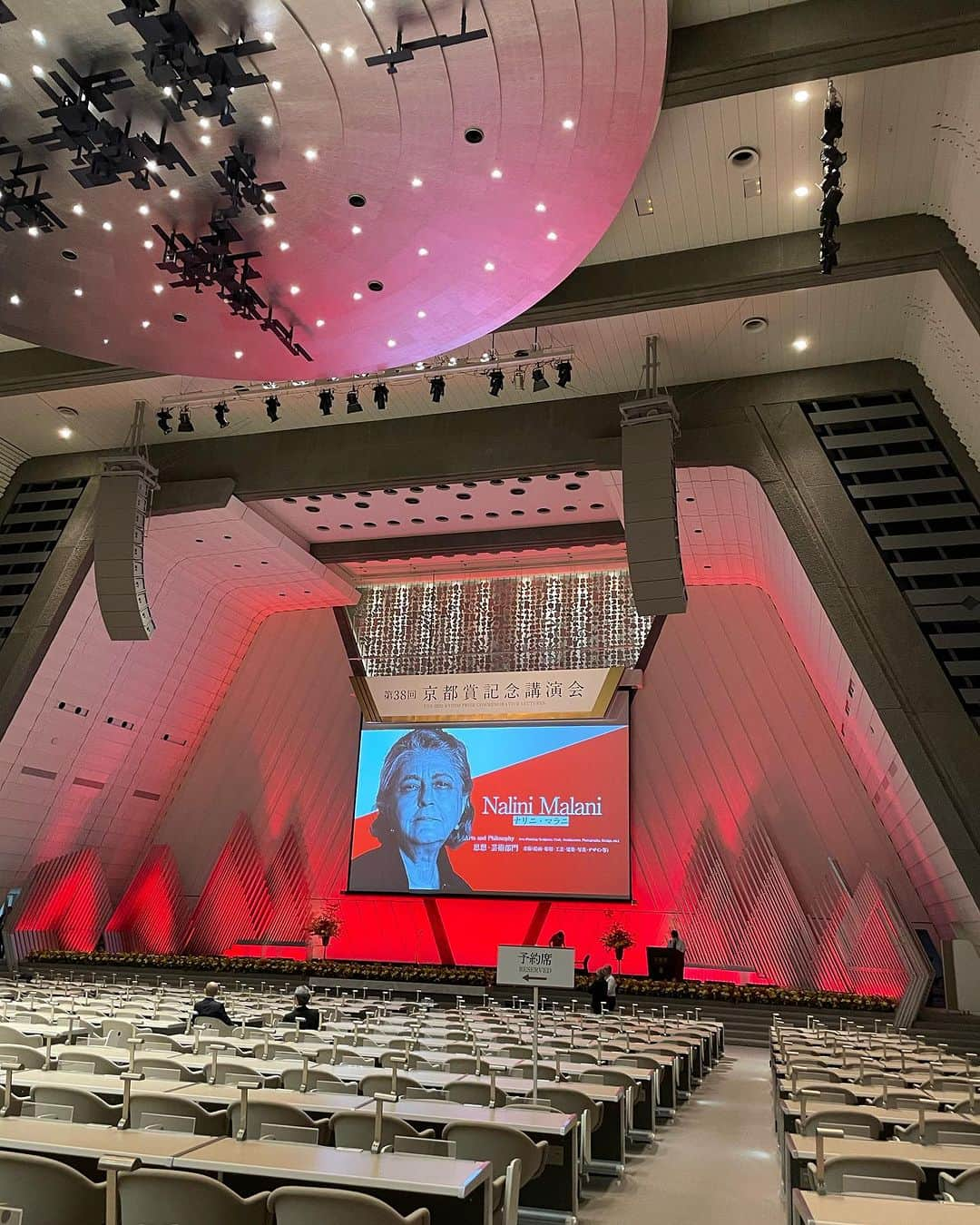 住吉美紀さんのインスタグラム写真 - (住吉美紀Instagram)「稲盛和夫氏が創立、科学、技術、思想・芸術の分野で人類に大きく貢献した方々に贈られる国際賞『#京都賞』の記念講演会で、受賞者インタビュアーの大役❗️受賞後にノーベル賞を受賞する方も増えているという京都賞、ステージ上お客様の前で的確に英語でインタビューするのはとっても緊張し全力投球。終了後、受賞者にも、稲盛財団の皆様にもたいへん喜んでいただき、ほんとうに心底ホッとしました〜🫶  第38回京都賞の受賞者は ＊基礎科学部門：数学者・物理学者　エリオット・H・リーブ博士　Dr Elliot H. Lieb ＊思想・芸術部門：アーティスト　ナラニ・マラニさん　Ms Nalani Malani ＊先端技術部門：生殖生物学者　柳町隆造博士  柳町博士は今年9月にご逝去され、残念ながら講演会にご参加が叶わなず 博士に縁あるお二人の専門家が登壇されました。  其々の分野について 私の限られた脳力で理解すること（汗）に マジ必死ではありましたが、 心高まるこの場でしか聞けない話を伺えたこと、 受賞者と一瞬でも心繋がれるような”共感”をシェアできたことが ひとりの人間として、素晴らしい経験になりました。  一番うれしかった共感の瞬間は✨ リーブ博士とのインタビュー中。 「物質の安定性」を数学的に厳密な解析で証明されたり、 氷のエントロピーが絶対零度でもゼロにならないことについて「リーブの定数」を導き出したり、数理科学分野の巨人と呼ばれるリーブ博士。 私のような感覚脳とはまったく違う脳内構造でいらっしゃるのは容易に想像がつくのだが、 それでも。  物質の安定性の話で 「蜘蛛の巣のように脆そうな原子は、 　互いに引き合っているが、引き合い方がとても繊細なため潰し合わず、 　其々の原子はそのアイデンティティを保ちながら存在している」 という博士の言葉を聞いて、 「それはまるで人間社会と個の関係の縮図のようで、私は感動します」と申し上げたら、 リーブ博士が「そうですね、その通りですね」 と共感してくださったのだ。 なんか、感動して泣きそうだった。  そして、どの受賞者にも共通だったことは 「人に何を言われようが、大切と信じた道を歩み続けること」の大切さを強調してらしたこと。 人にバカにされたり反対されたりしても 自分の着眼点や”好み”を信じて、生涯かけて追求すること。  こんな素晴らしい話を生で伺える機会をいただけたご縁に ただ感謝するばかり。 そして、京都からの帰り道、 背筋がピンと伸びたのは、何も急に寒くなったからだけではなかった。」11月15日 21時21分 - miki_sumiyoshi