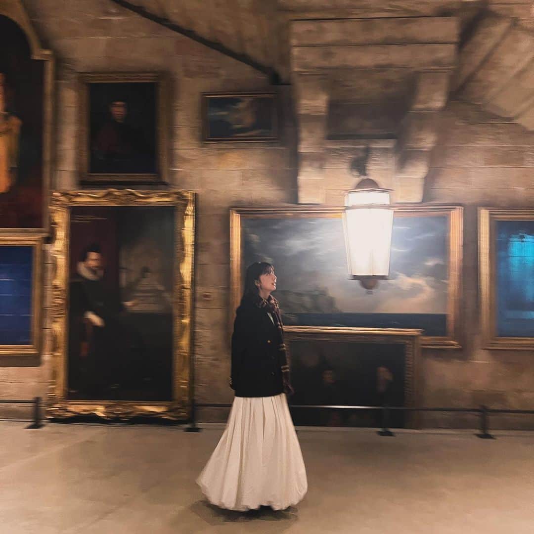 上白石萌歌さんのインスタグラム写真 - (上白石萌歌Instagram)「ワーナーブラザース スタジオツアー 東京にて クリスマス点灯式に参加させていただきました🎄 わたし自身も魔法にかけられたような時間で幸せでした。 ハリーポッターといえばクリスマス！なので、 ライトアップされた素敵な空間にみなさまも足を運んでみてください〜  メテオロジンクス🪄 #ハリーポッタースタジオツアー #ドビー」11月15日 21時13分 - moka____k