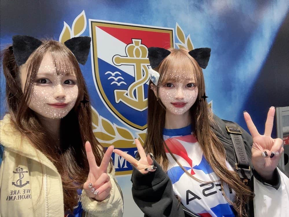 山口みらんさんのインスタグラム写真 - (山口みらんInstagram)「💙❤️🤍👭  セレッソ大阪戦はかなむんと観戦⚽️  数年ぶりに再開🤍❤️💙 かなむんは色んなスポーツ観戦に行ってるみたいでJリーグもちょこちょこ観戦行ったことあったようでした！  でも、日産は初めてでとても大きくて感動してくれたよ✨ 特にわかりやすいｽﾀｸﾞﾙのバリエーションの広さやマリノスのホスピタリティが充実してる所とても感動してくれたよ❤️  丁度、配布ユニの日だったしきっちりトリコロールに染ってくれました🇫🇷  実はバクステ同期！初期メンなのです(｀・ω・´)ｷﾘｯ 交友関係知らなかった人多かったね🫣  バクステ私は半年で辞めちゃったからね(￣▽￣;)‪‪💦  また来シーズンお誘いする事になったので😏✨ 来年も日産スタジアムに足を運んでもらうぞ♡   #山口勝手にマリノス広報活動 👍👍👍👍   #fmarinos  #マリノス  #横浜fマリノス  #トリパラユニ  #ユニフォーム女子  #ユニフォームコーデ  #ユニフォーム  #サッカー女子  #jリーグ女子  #Jリーグ  #サッカー観戦  #横浜  #日産スタジアム  #Yokohama  #スポーツ観戦  #スポーツ観戦女子  #jサポ  #jサポ女子  #jリーグ観戦」11月15日 21時13分 - yamaguchi_miran