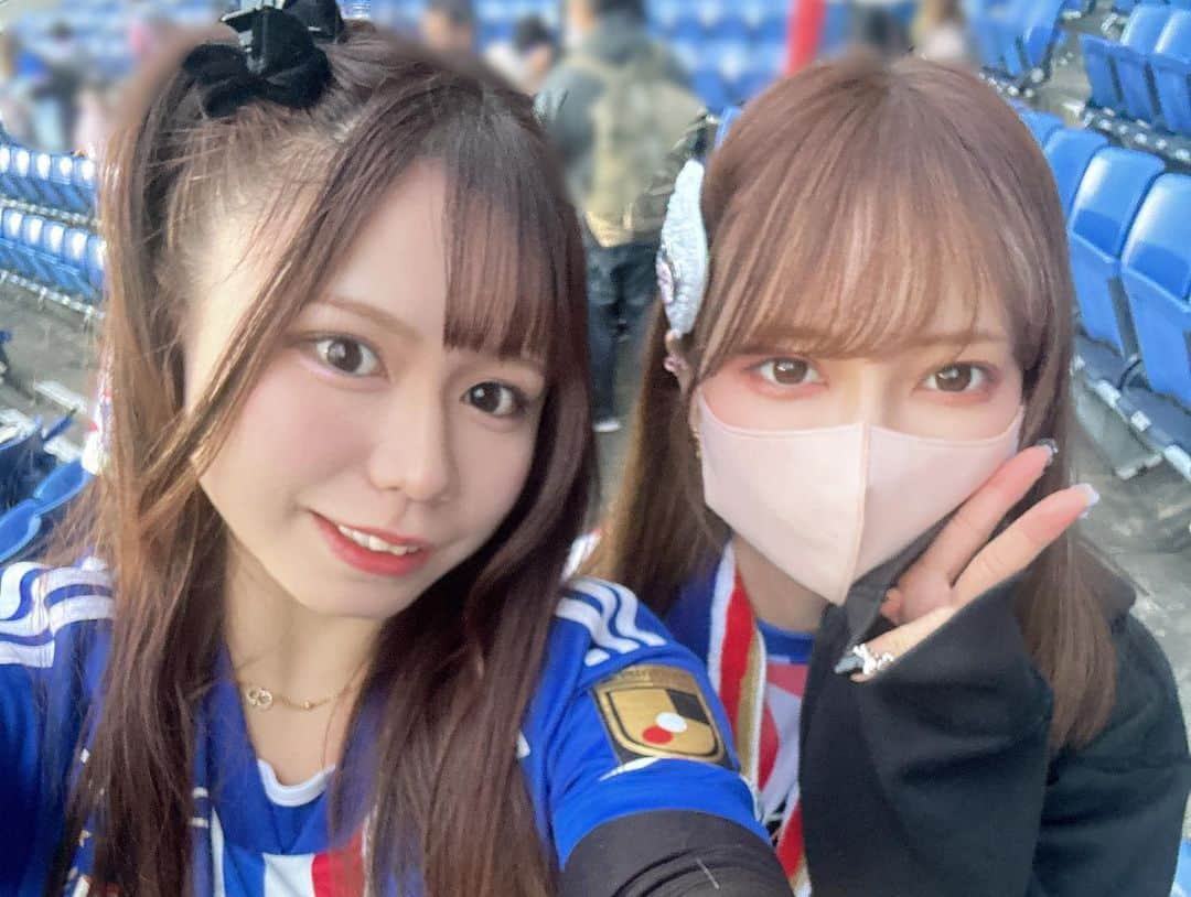 山口みらんさんのインスタグラム写真 - (山口みらんInstagram)「💙❤️🤍👭  セレッソ大阪戦はかなむんと観戦⚽️  数年ぶりに再開🤍❤️💙 かなむんは色んなスポーツ観戦に行ってるみたいでJリーグもちょこちょこ観戦行ったことあったようでした！  でも、日産は初めてでとても大きくて感動してくれたよ✨ 特にわかりやすいｽﾀｸﾞﾙのバリエーションの広さやマリノスのホスピタリティが充実してる所とても感動してくれたよ❤️  丁度、配布ユニの日だったしきっちりトリコロールに染ってくれました🇫🇷  実はバクステ同期！初期メンなのです(｀・ω・´)ｷﾘｯ 交友関係知らなかった人多かったね🫣  バクステ私は半年で辞めちゃったからね(￣▽￣;)‪‪💦  また来シーズンお誘いする事になったので😏✨ 来年も日産スタジアムに足を運んでもらうぞ♡   #山口勝手にマリノス広報活動 👍👍👍👍   #fmarinos  #マリノス  #横浜fマリノス  #トリパラユニ  #ユニフォーム女子  #ユニフォームコーデ  #ユニフォーム  #サッカー女子  #jリーグ女子  #Jリーグ  #サッカー観戦  #横浜  #日産スタジアム  #Yokohama  #スポーツ観戦  #スポーツ観戦女子  #jサポ  #jサポ女子  #jリーグ観戦」11月15日 21時13分 - yamaguchi_miran