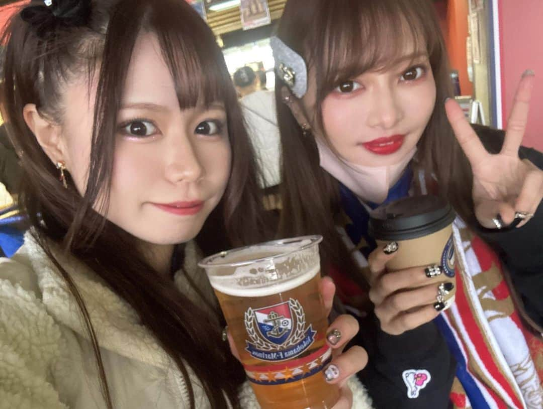 山口みらんさんのインスタグラム写真 - (山口みらんInstagram)「💙❤️🤍👭  セレッソ大阪戦はかなむんと観戦⚽️  数年ぶりに再開🤍❤️💙 かなむんは色んなスポーツ観戦に行ってるみたいでJリーグもちょこちょこ観戦行ったことあったようでした！  でも、日産は初めてでとても大きくて感動してくれたよ✨ 特にわかりやすいｽﾀｸﾞﾙのバリエーションの広さやマリノスのホスピタリティが充実してる所とても感動してくれたよ❤️  丁度、配布ユニの日だったしきっちりトリコロールに染ってくれました🇫🇷  実はバクステ同期！初期メンなのです(｀・ω・´)ｷﾘｯ 交友関係知らなかった人多かったね🫣  バクステ私は半年で辞めちゃったからね(￣▽￣;)‪‪💦  また来シーズンお誘いする事になったので😏✨ 来年も日産スタジアムに足を運んでもらうぞ♡   #山口勝手にマリノス広報活動 👍👍👍👍   #fmarinos  #マリノス  #横浜fマリノス  #トリパラユニ  #ユニフォーム女子  #ユニフォームコーデ  #ユニフォーム  #サッカー女子  #jリーグ女子  #Jリーグ  #サッカー観戦  #横浜  #日産スタジアム  #Yokohama  #スポーツ観戦  #スポーツ観戦女子  #jサポ  #jサポ女子  #jリーグ観戦」11月15日 21時13分 - yamaguchi_miran