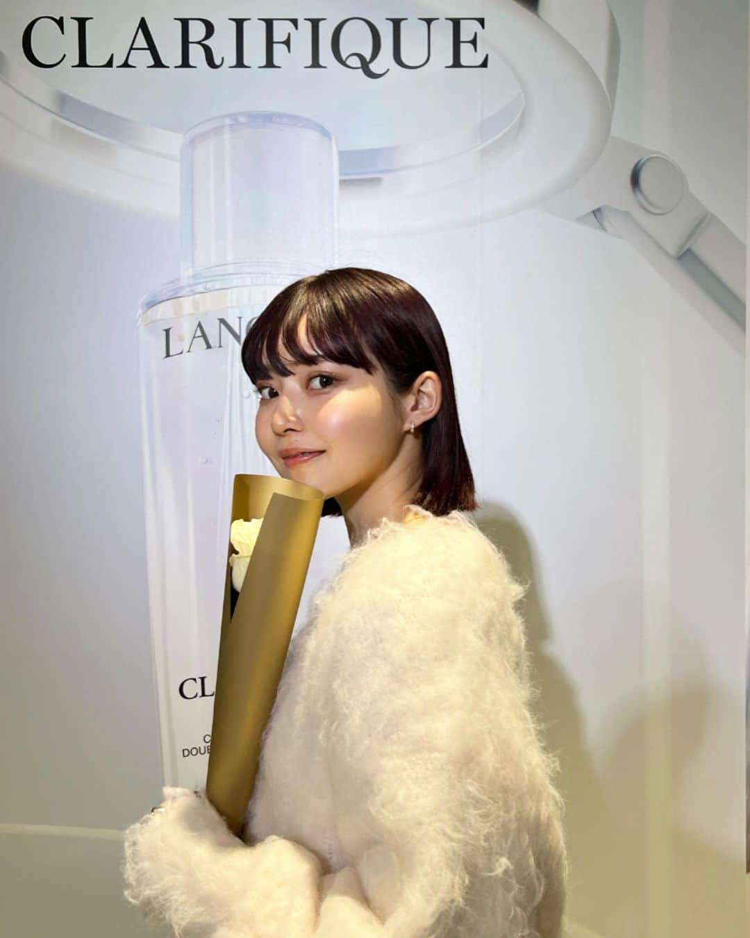 山崎江莉のインスタグラム：「LANCOME🫧  ランコムの新製品発表会へ🏃  今回リニューアルされたクラリフィック デュアル エッセンス ローション EXは、従来品のなんと8倍も保湿力が持続するそう🙆‍♂️  化粧水での角質ケアと保湿を同時に行いながら、さらに96%自然由来成分が配合されていることにより肌により優しくプライトニングケアも叶う商品✨  同時に、さらに進化したタンイドル ウルトラ ウェア リキッド Nもひと足先に体験させていただきました。 従来よりも崩れにくいのに、肌に馴染む軽いテクスチャーで冬でも肌を保てそうな商品でした🌝  #PR #クラリフィック #満たされ透明肌 #lancomeskincare」