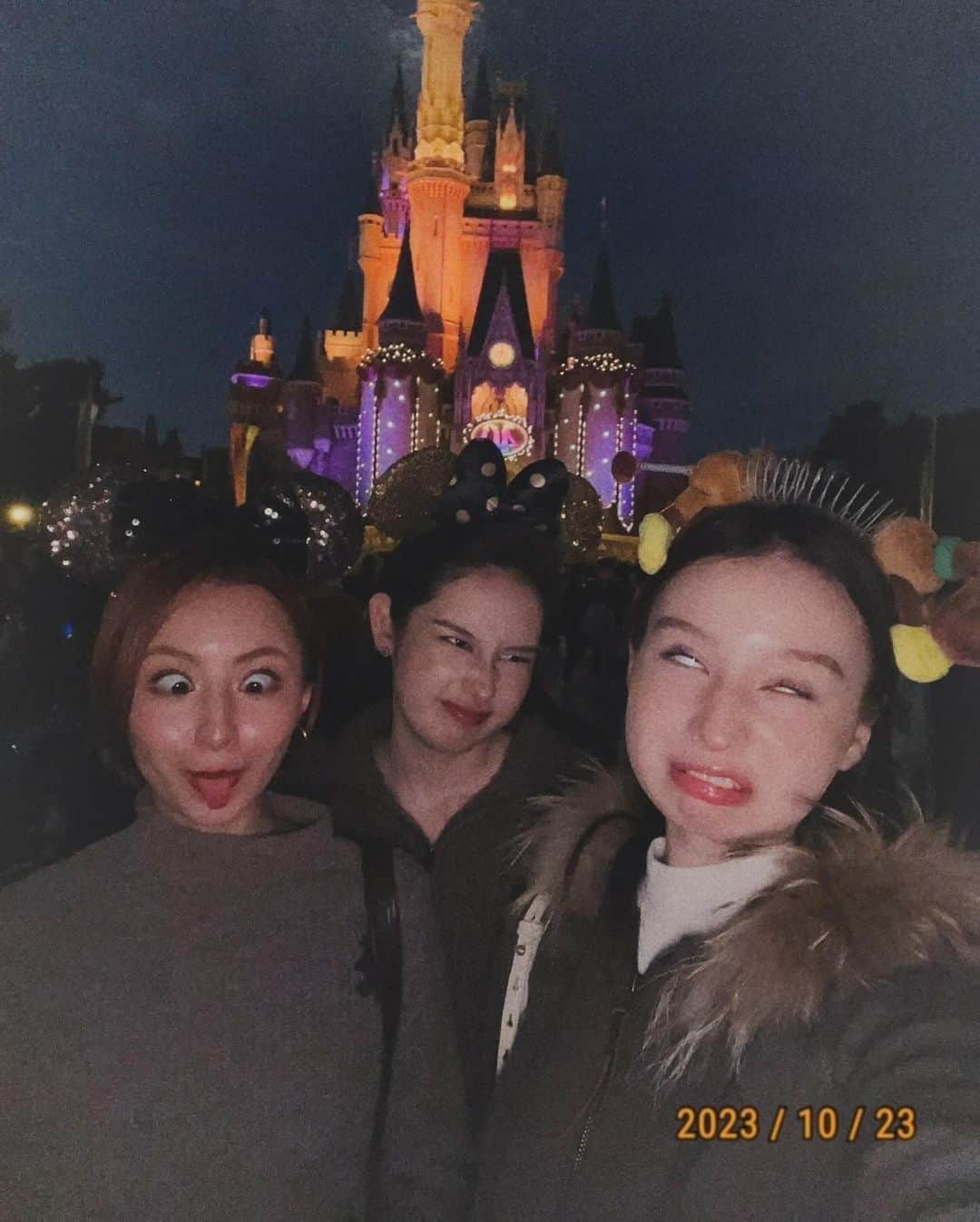 Julia Castroさんのインスタグラム写真 - (Julia CastroInstagram)「3人でHalloween Disney🤎🤎🤎  久々の2人とのディズニー、最初から最後まで楽しかった🫶🏻 . #disneyland #tokyodisneyland  #halloween #disney #halloweendisney  #ディズニーランド #秋色 #思い出 #秋の思い出」11月15日 21時16分 - julia.c.0209