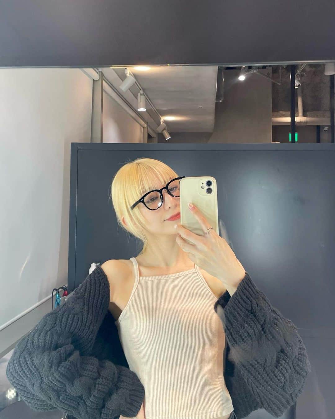 松尾 瞳のインスタグラム：「期間限定抜きっぱなし👩🏼✌🏻  #ブリーチ #ブリーチ抜きっぱなし #ハイトーン #ブロンド」