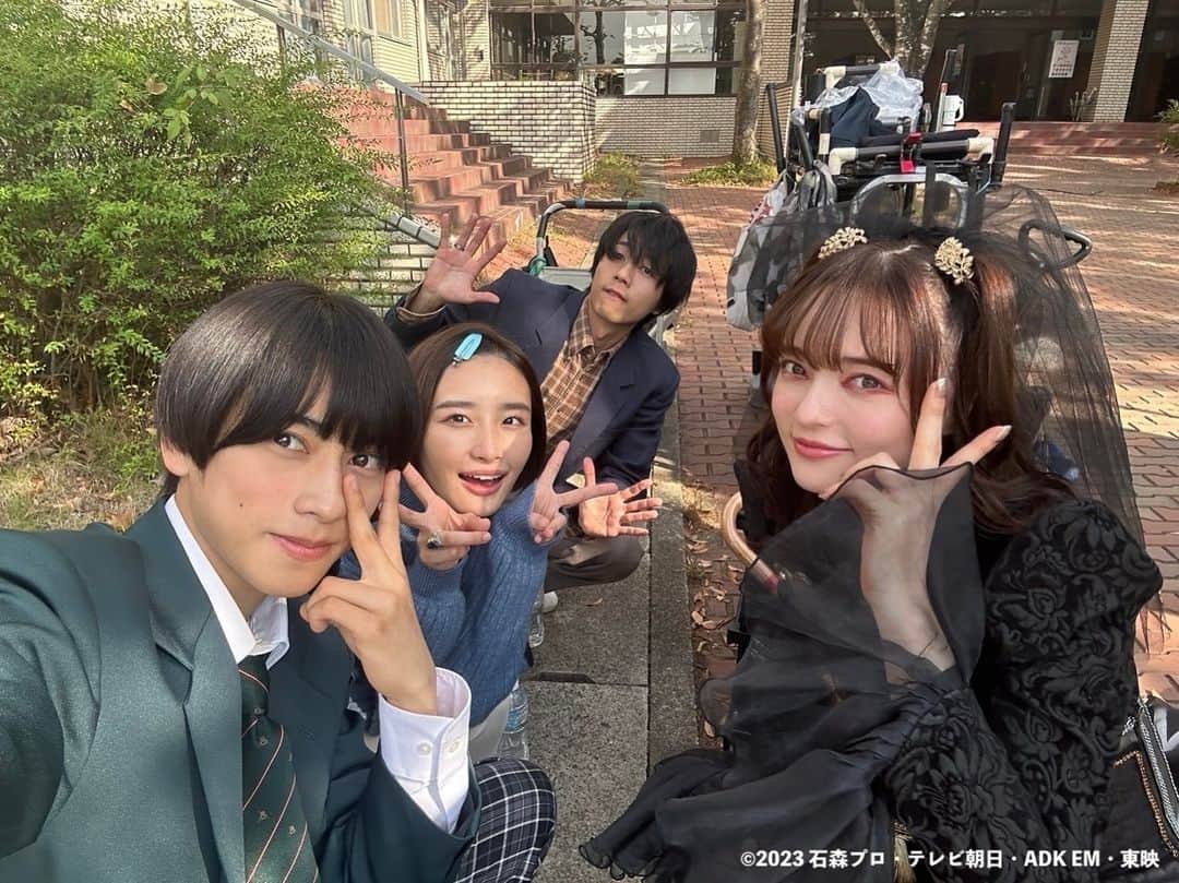 のインスタグラム：「仮面ライダーガッチャード、次回は第11話です！  この写真、なんだか私アウェーですね☺️ 現場ではみんな仲良しです🐜  #仮面ライダー  #仮面ライダーガッチャード  #kamenrider  #坂巻有紗  #ラケシス」