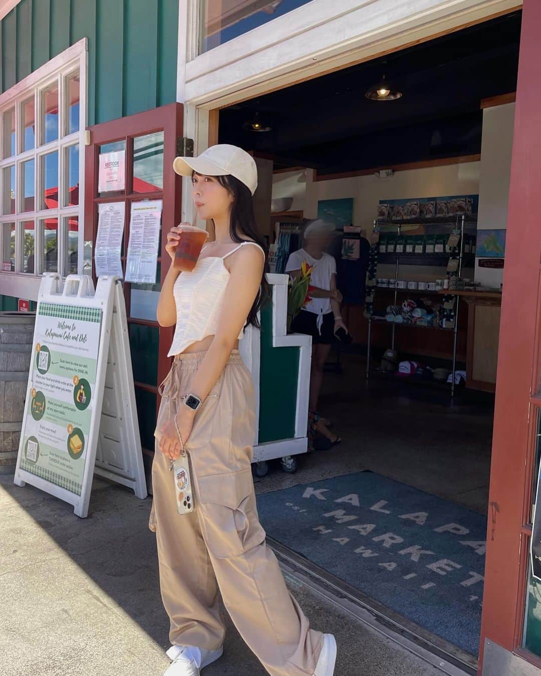 川畑綾理さんのインスタグラム写真 - (川畑綾理Instagram)「🤙🏻🏝️🌺  全身レアだね~ 服すき❔  . #fyp #hawaii」11月15日 21時28分 - rougebook_ayari