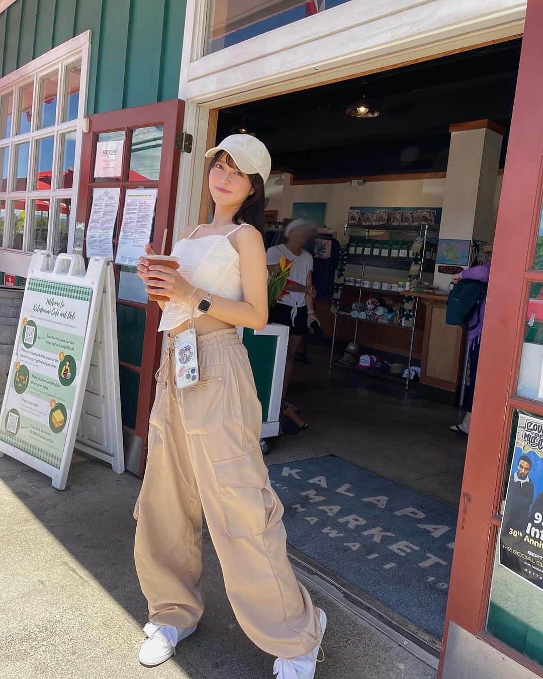 川畑綾理さんのインスタグラム写真 - (川畑綾理Instagram)「🤙🏻🏝️🌺  全身レアだね~ 服すき❔  . #fyp #hawaii」11月15日 21時28分 - rougebook_ayari