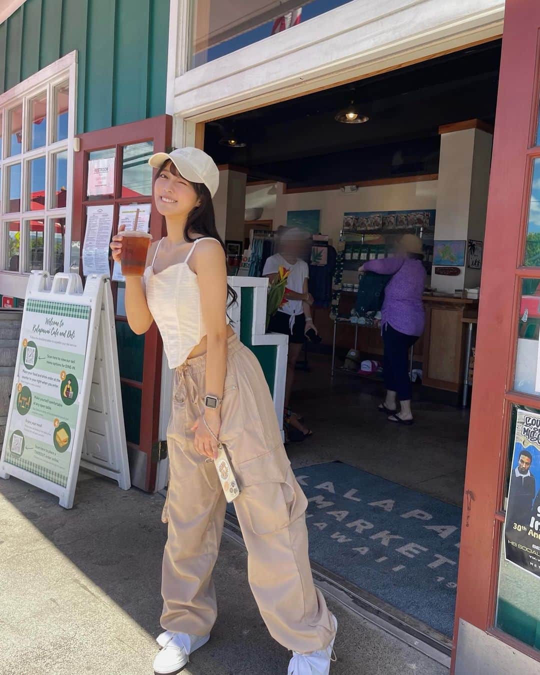 川畑綾理のインスタグラム：「🤙🏻🏝️🌺  全身レアだね~ 服すき❔  . #fyp #hawaii」