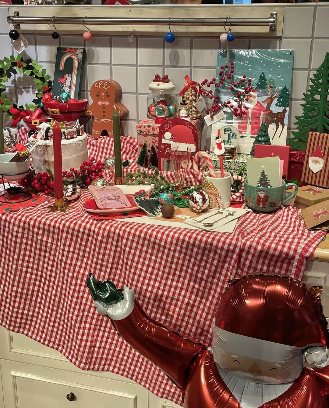 さばこのインスタグラム：「クリスマムードな街がいちばん好き🎄🔔 年末にかけての空気感いいよね🎅🏻 #flyingtiger」