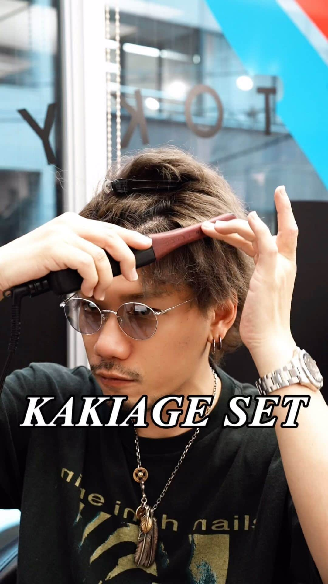 出井直助のインスタグラム：「. ✂️KAKIAGE SET movie🎥  アイロンで波打ちカールを入れた後に、 シャインオーバーを使って、 耳掛け・かきあげヘアにSET⚡️  #メンズヘア #メンズ髪型 #メンズショート #かきあげヘア #耳かけヘア #メンズセンターパート #ゴローズ #gorós #goros  #vintage #古着 #nineinchnails」