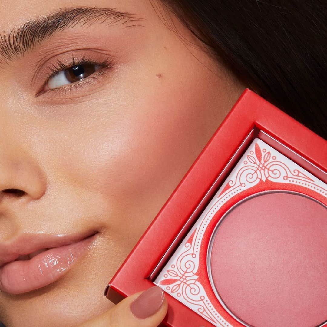 KIKO MILANOのインスタグラム：「Embrace your natural beauty with our #KIKOHolidayPremiere Iconic Masterpiece Blush 💖 With an innovative design inspired by the masterpieces of Italian artisans, it makes the perfect gift or addition to your own collection 🎁😍⁣ ⁣ Iconic Masterpiece Blush 02 - 24h Lasting Foundation 06 - Enchanting Duo Bronzer 01 - Pearly Duo Highlighter 02 - Made To Shine Eyeshadow Palette 02 - Volume & Curl Mascara - Glossy Lip Oil 01 - New Power Pro 26⁣ ⁣」