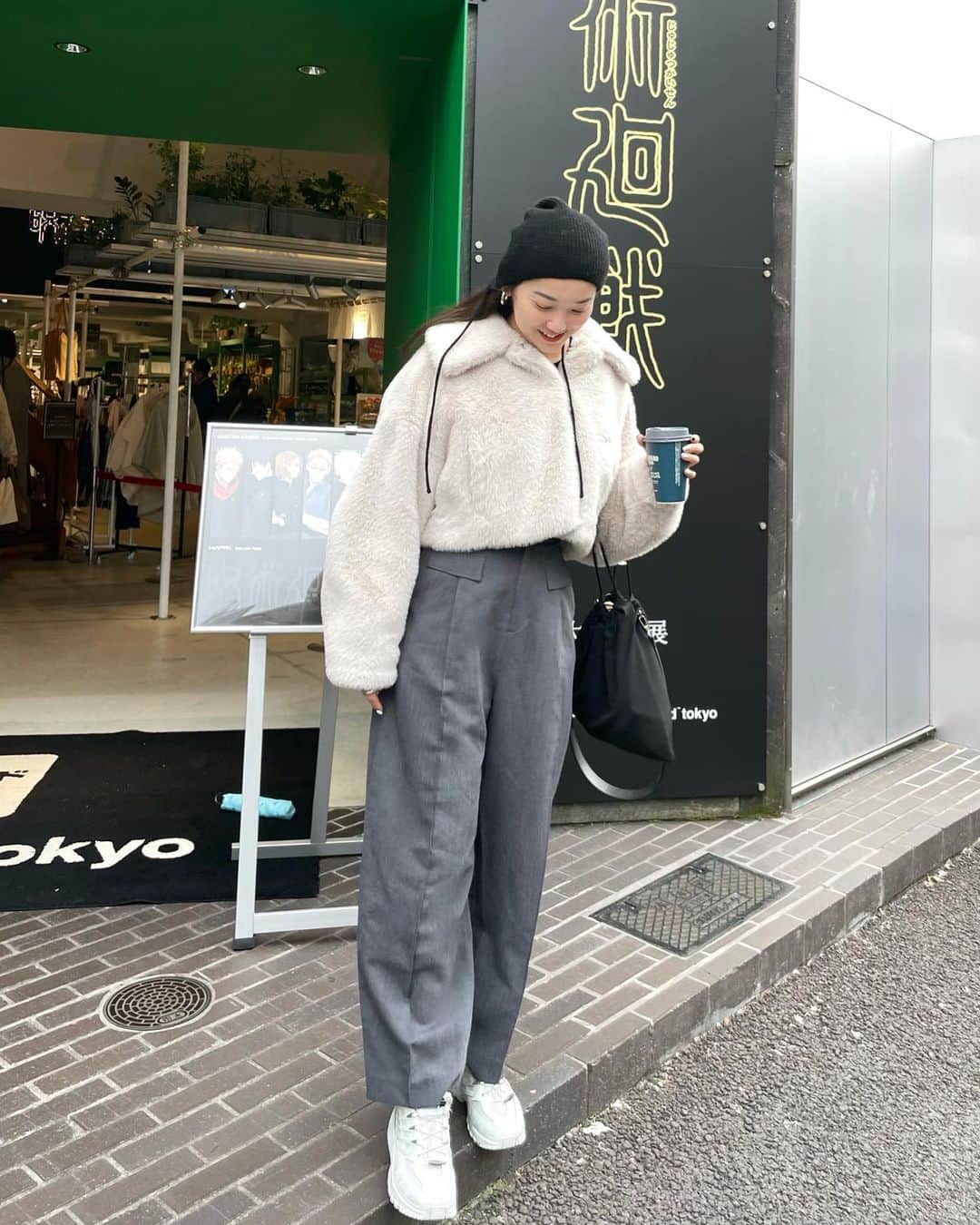 mina hinokuchiさんのインスタグラム写真 - (mina hinokuchiInstagram)「. 甘いものが食べたくてお昼休憩帰りに🍿  やっと寒くなったので冬アウター始動。 このファーコート、 初めはちょっと甘くしたい日に着たいなと思って狙ってたけど、カジュアルなコーデで合わせるのがしっくり。  ルーズな身幅でざっくり着れるのが可愛いんです♡  急に寒くなると、たくさん服買い足した気がするのに 全然服無い！！って毎年なるの不思議💭  . #Chico #チコ #SalonbyChico #ファーコート #furcoat」11月15日 21時24分 - miiinah