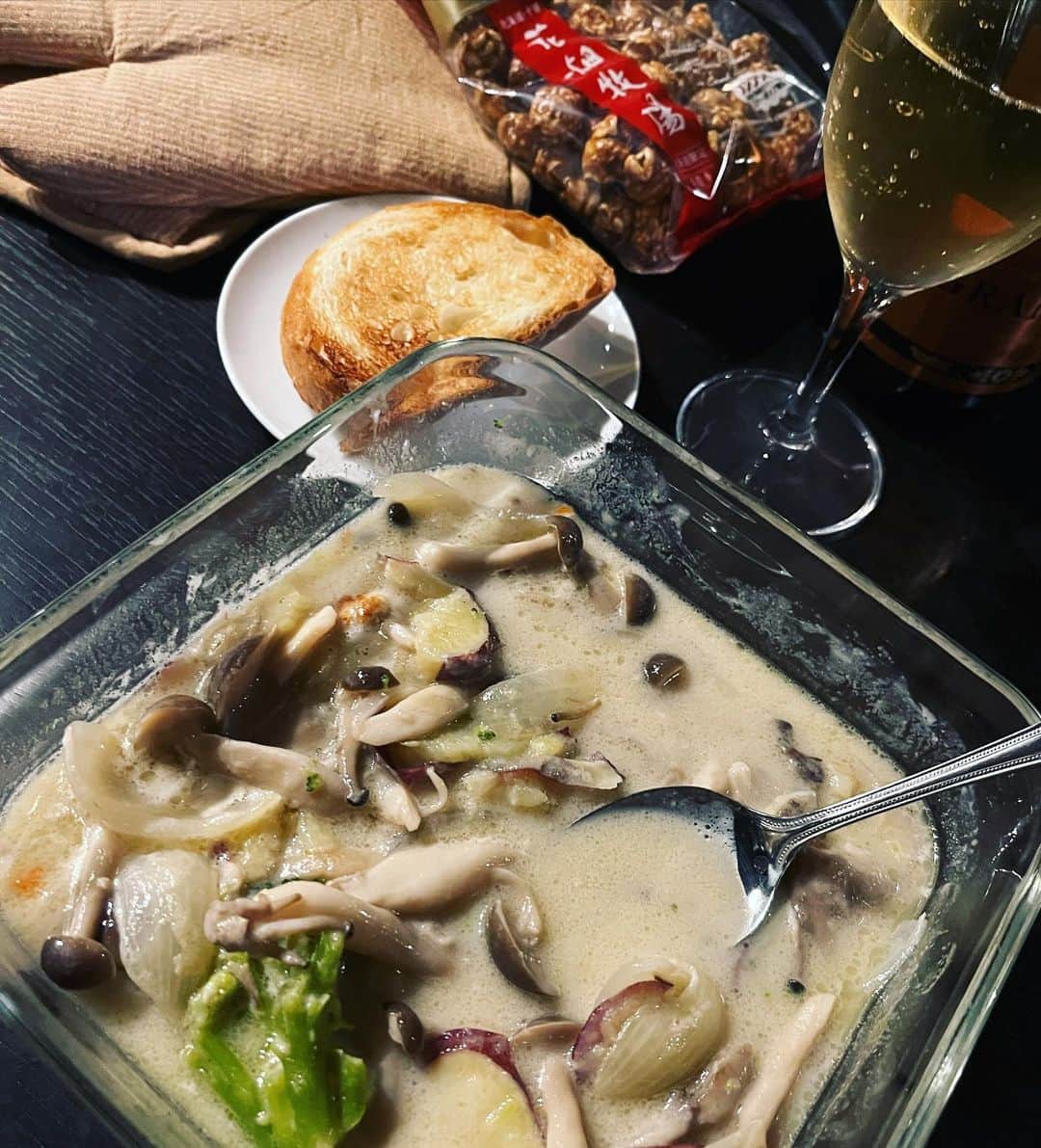 TOGGYのインスタグラム：「仕込み作業の目処がたち ようやくディナータイム🍽️  保存食が活躍。」