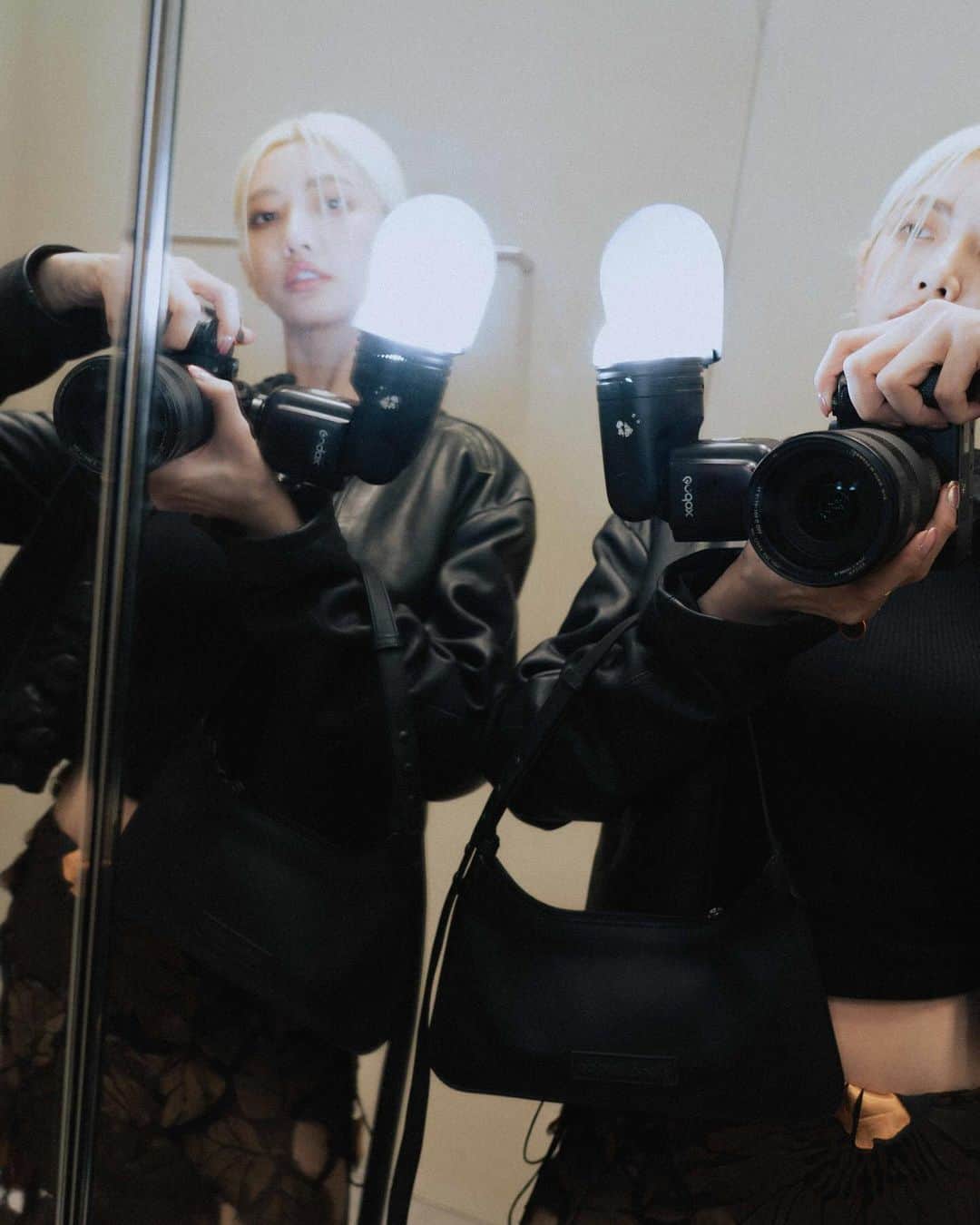 イーホア・ウーのインスタグラム：「My life recently🖤  ① having fun with myself in the dressing room ‪*ˊᵕˋ* ② Nana is back in town  ③ 全都是泡沫，你會不會倒酒？🫧 ④ 表哥出國前の聚會（也是我的原民餐廳初體驗） ⑤ chronic bear 🐻 ⑥ 海鮮口味來一客 ⑦ 謎之小勛抓周趴 ⑧ waking up to this beautiful ocean in HLC 🌊  ⑨ us ♡♡♡♡♡ ①⓪ ㄌㄩㄝ👅  #photodump」
