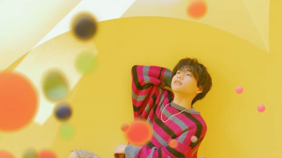A夏目のインスタグラム：「【Music Video公開！🎥】  最新EPから先行配信中の『Harmony』MVが公開しました！🟡🌙 ユーモアラスなMVになってます！ スーパーボールや盆栽を宙に舞わせる計画。 面白くて良かった🏏🪃  ▼配信URL anatsume.lnk.to/music  ▼Music Video youtu.be/ijKh5-CKwuM」