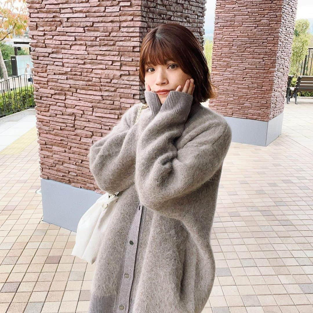 福山あさきさんのインスタグラム写真 - (福山あさきInstagram)「いきなり寒くなってヒートテックを引っ張ってきました🍃  トレンチコートを着る機会はいつあったのでしょうか…今年の日本は四季じゃなくて二季やんってくらい春と秋の影がうっっっすかったです…。  このカーディガンのダボッと感がたまらん、萌え袖最高◎  生地めちゃくちゃしっかりしてるからあったか〜いんだな〜☺️  cardigan @dresslaveofficial   #PR #コーデ #code #outfit#ootd #fashion #お洋服 #dresslave #ドレスレイブ #カーディガン #cardigan #冬コーデ」11月15日 21時37分 - fukuyama_asaki