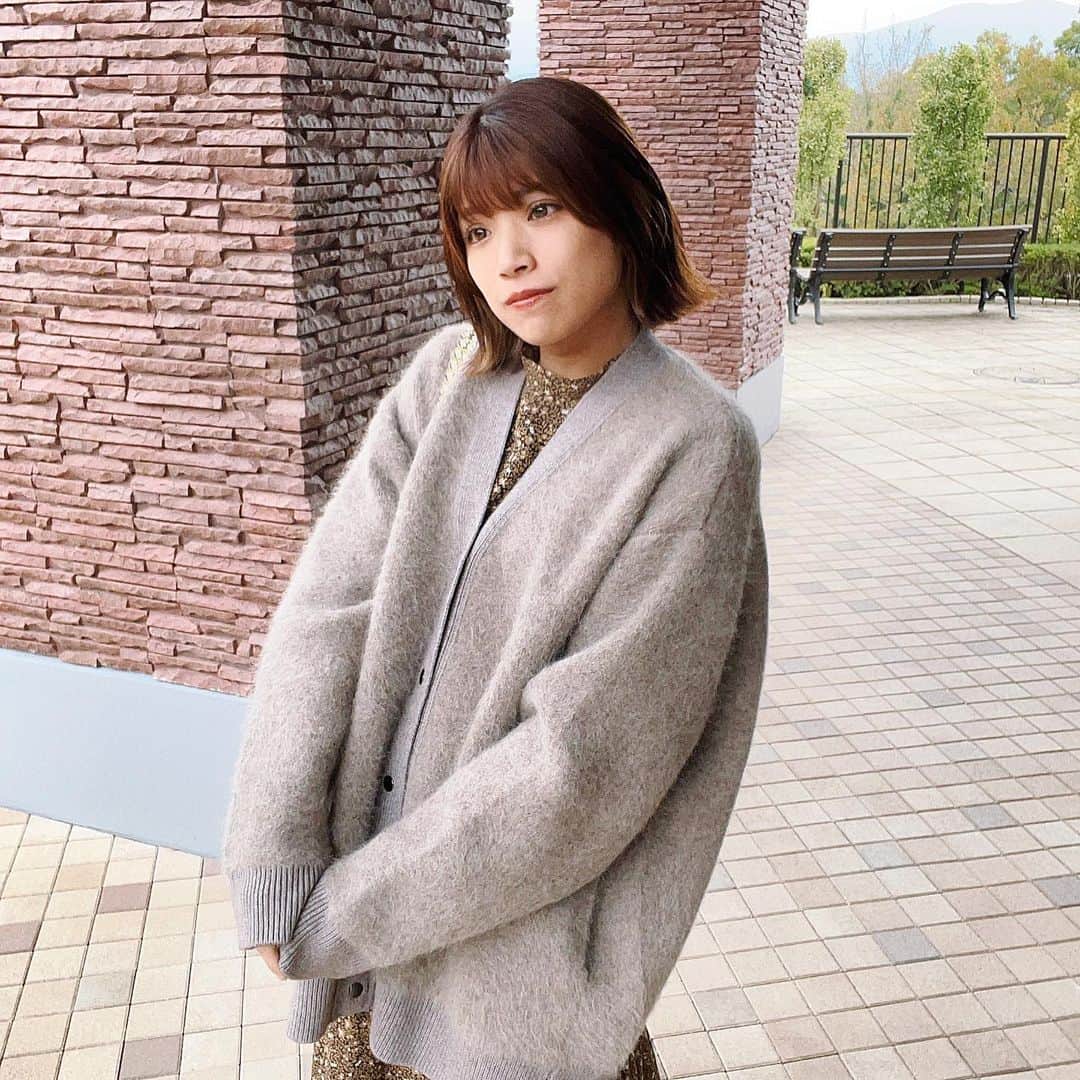 福山あさきのインスタグラム：「いきなり寒くなってヒートテックを引っ張ってきました🍃  トレンチコートを着る機会はいつあったのでしょうか…今年の日本は四季じゃなくて二季やんってくらい春と秋の影がうっっっすかったです…。  このカーディガンのダボッと感がたまらん、萌え袖最高◎  生地めちゃくちゃしっかりしてるからあったか〜いんだな〜☺️  cardigan @dresslaveofficial   #PR #コーデ #code #outfit#ootd #fashion #お洋服 #dresslave #ドレスレイブ #カーディガン #cardigan #冬コーデ」
