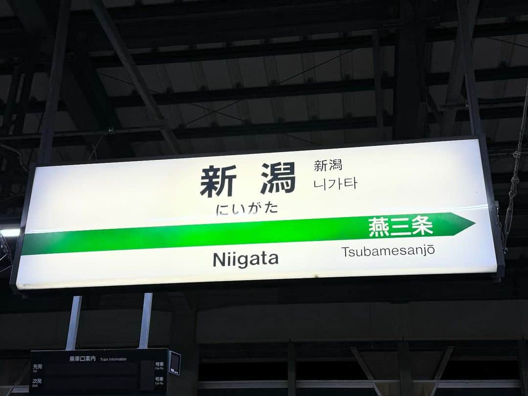 亘健太郎のインスタグラム：「新潟〜‼︎新潟〜‼︎思っていたより寒くなかった…どのくらい思っていたかは人それぞれ。お土産買ったので帰ります。 #channelwatari #アメカジボーイズ  #amecajiboys  #アメカジ  #アメカジ散策  #byボーイズ長  #気になるアイテムあります？ #電気工事士芸人 #建築系バイト芸人」