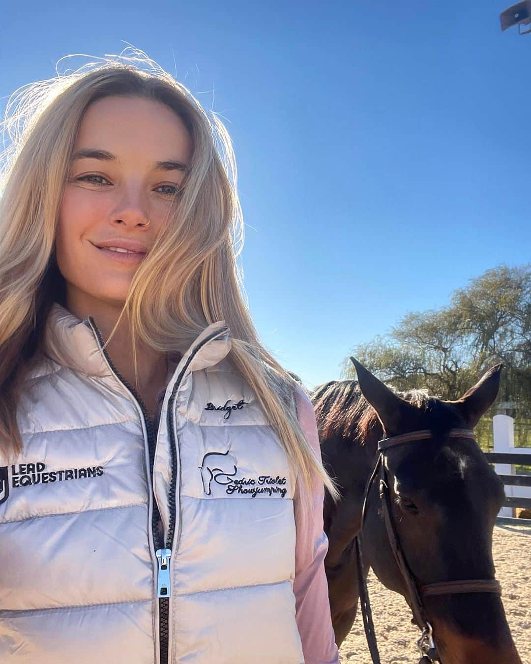 ブリジット・マルコムのインスタグラム：「The fact that Ruca and I haven’t had an impromptu photoshoot before is impressive. She’s such a 👑. Repping @cedric.triolet.showjumping & @leadequestrians 🤍🩶🩷 love my vest - thank you!」