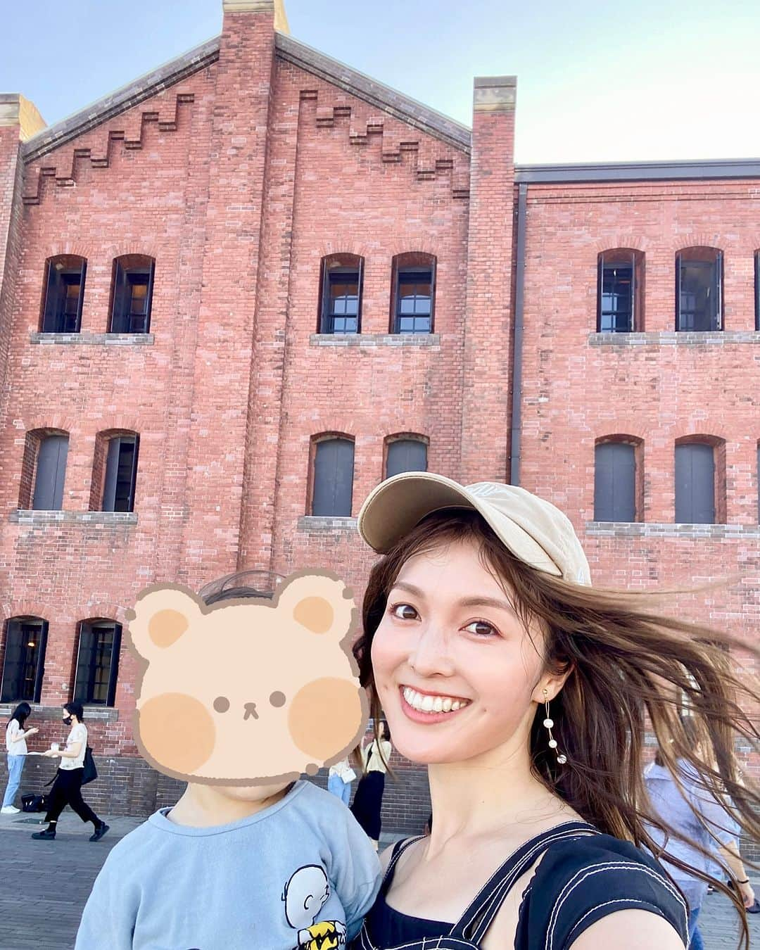 福田典子のインスタグラム：「前回、横浜の赤レンガ倉庫へ行ったときは 太陽サンサンで汗だく！！！ 海風がとても気持ちいい季節でした🌞  明日は予想最高気温が18度くらい みたいなので、過ごしやすいですかね〜。 服装、迷いますね🤔💭  #テレ東60祭 2日目 TVerでの生配信を担当しますので、 ぜひご覧くださいませ！  現地に来てくださる方は 配信ブースものぞきにきてくださいね！  #横浜赤レンガ倉庫」