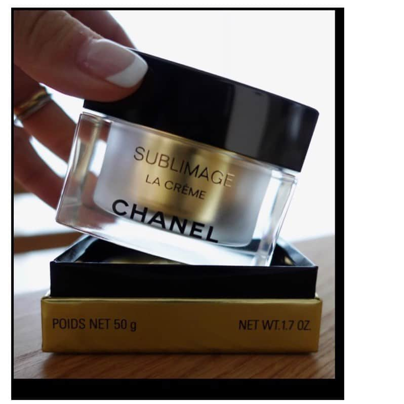 JUNNAさんのインスタグラム写真 - (JUNNAInstagram)「#giftfromCHANEL  @chanel.beauty から届いたホリデーギフトCHANELスキンケアの中でも最高峰のサブリマージュ  製造工程から製品、使用感まで最高峰の実力に惚れ惚れ。 サブリマージュのクリームはここ数年切らさず愛用しているご褒美スキンケア♡  #chanel #chanelbeauty」11月15日 21時31分 - junna