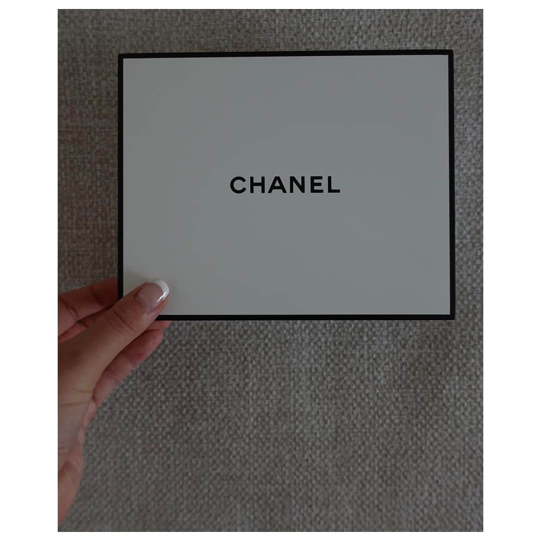 JUNNAさんのインスタグラム写真 - (JUNNAInstagram)「#giftfromCHANEL  @chanel.beauty から届いたホリデーギフトCHANELスキンケアの中でも最高峰のサブリマージュ  製造工程から製品、使用感まで最高峰の実力に惚れ惚れ。 サブリマージュのクリームはここ数年切らさず愛用しているご褒美スキンケア♡  #chanel #chanelbeauty」11月15日 21時31分 - junna