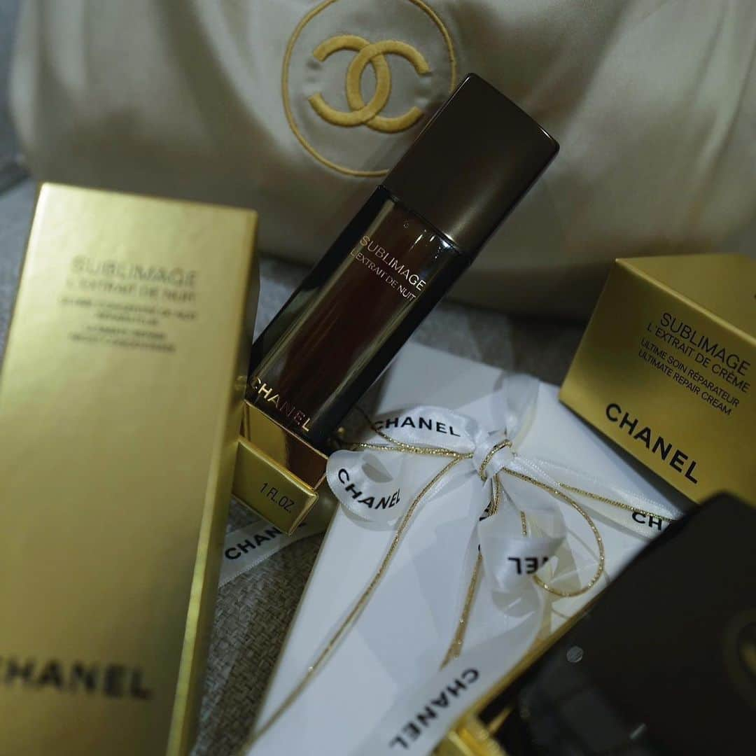 JUNNAさんのインスタグラム写真 - (JUNNAInstagram)「#giftfromCHANEL  @chanel.beauty から届いたホリデーギフトCHANELスキンケアの中でも最高峰のサブリマージュ  製造工程から製品、使用感まで最高峰の実力に惚れ惚れ。 サブリマージュのクリームはここ数年切らさず愛用しているご褒美スキンケア♡  #chanel #chanelbeauty」11月15日 21時31分 - junna